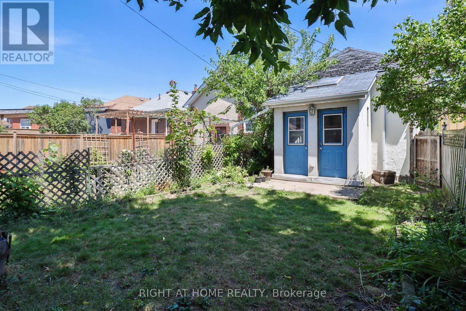 












948 RUNNYMEDE ROAD

,
Toronto (Rockcliffe-Smythe),




Ontario
M6N3W4

