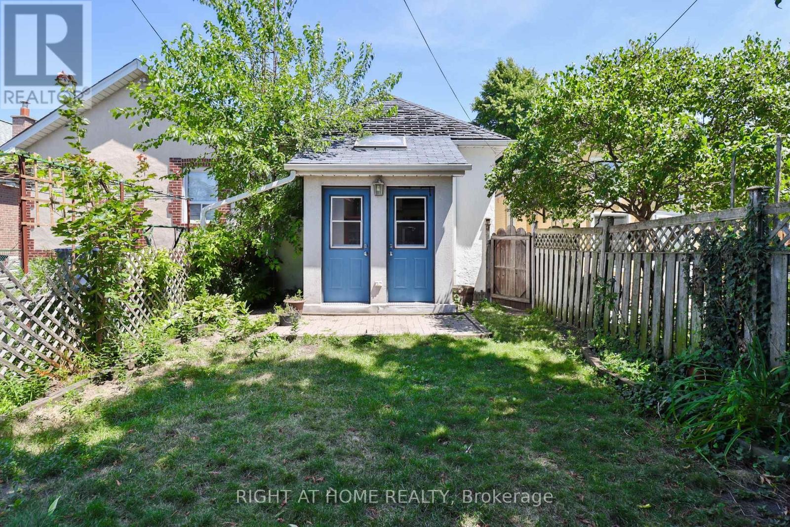 












948 RUNNYMEDE ROAD

,
Toronto (Rockcliffe-Smythe),




Ontario
M6N3W4

