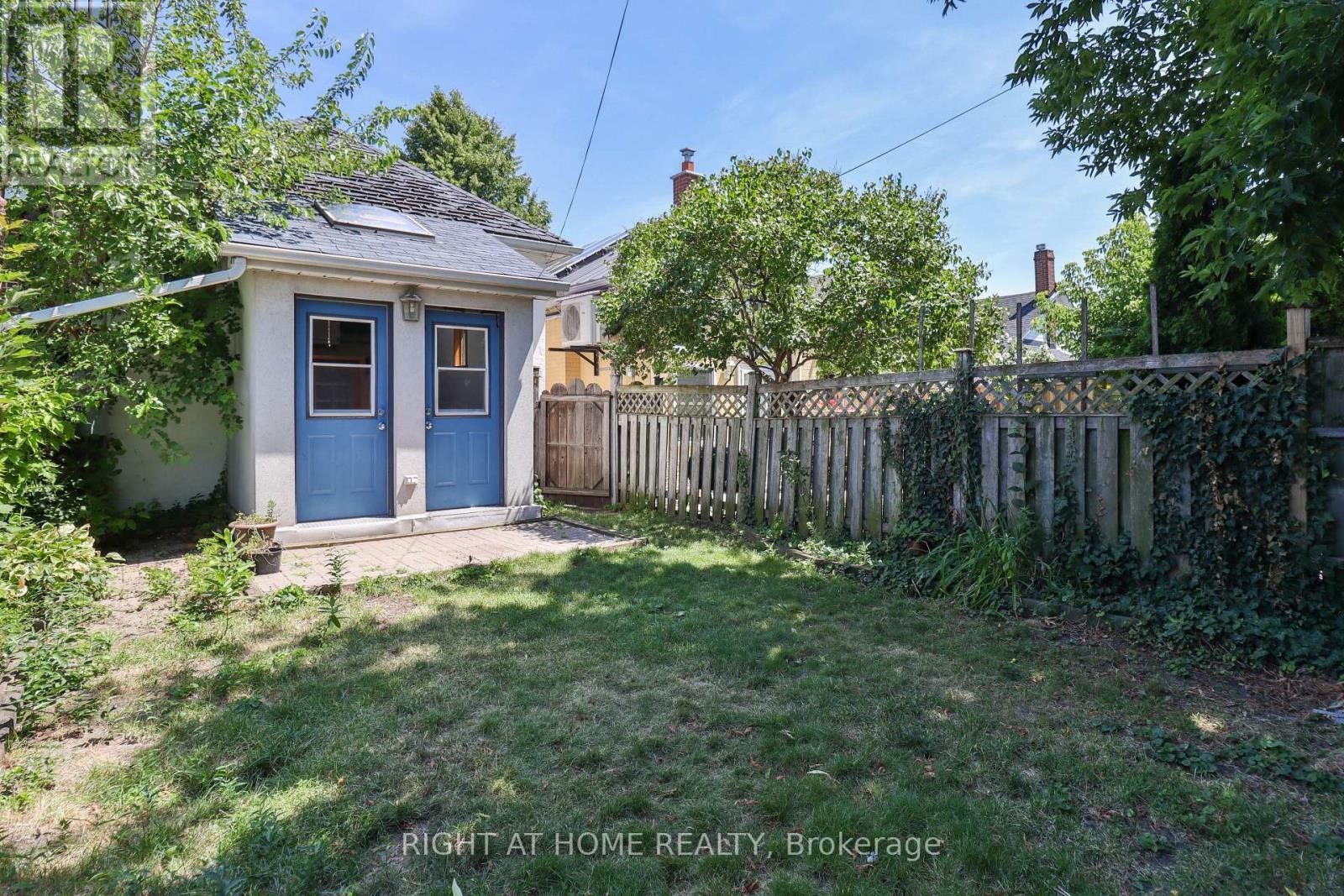 












948 RUNNYMEDE ROAD

,
Toronto (Rockcliffe-Smythe),




Ontario
M6N3W4

