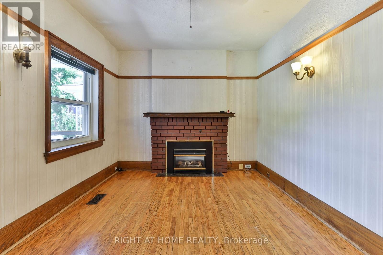 












948 RUNNYMEDE ROAD

,
Toronto (Rockcliffe-Smythe),




Ontario
M6N3W4

