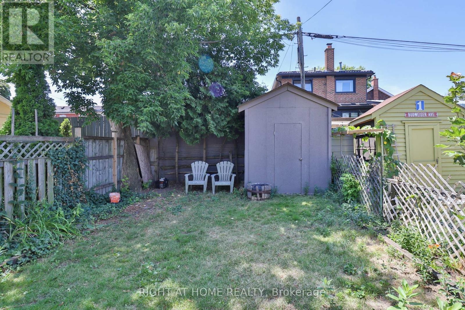 












948 RUNNYMEDE ROAD

,
Toronto (Rockcliffe-Smythe),




Ontario
M6N3W4

