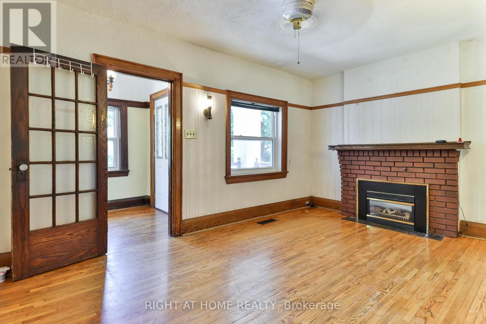 












948 RUNNYMEDE ROAD

,
Toronto (Rockcliffe-Smythe),




Ontario
M6N3W4

