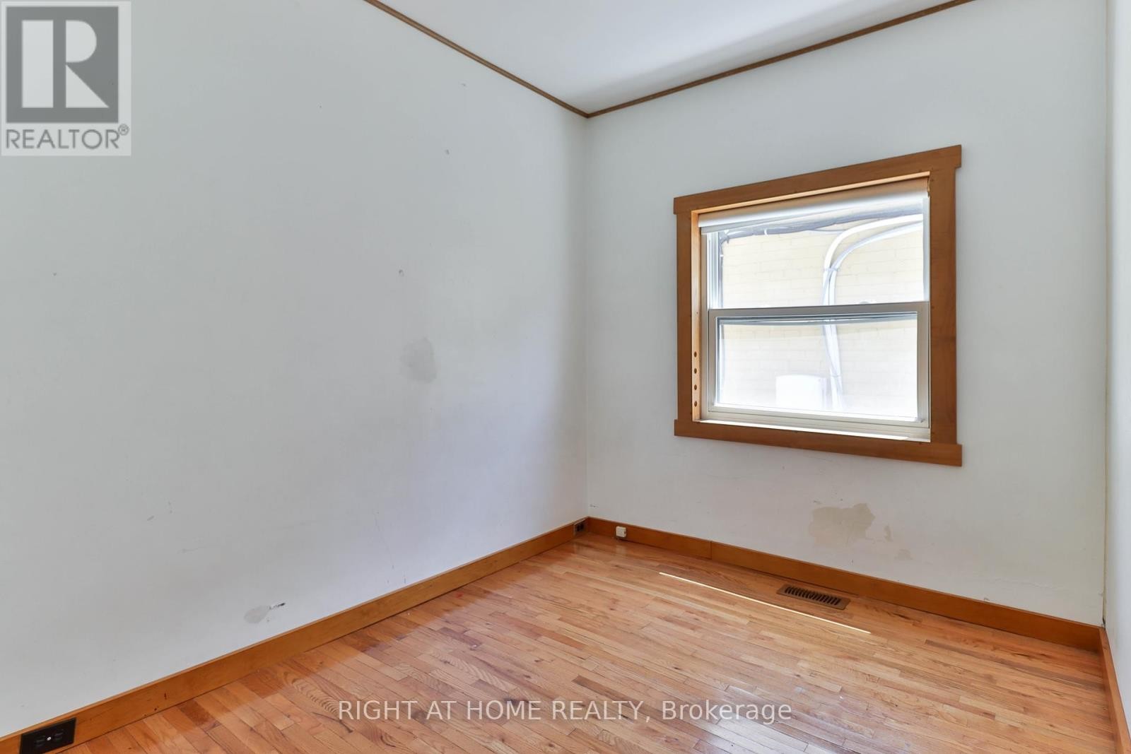 












948 RUNNYMEDE ROAD

,
Toronto (Rockcliffe-Smythe),




Ontario
M6N3W4


