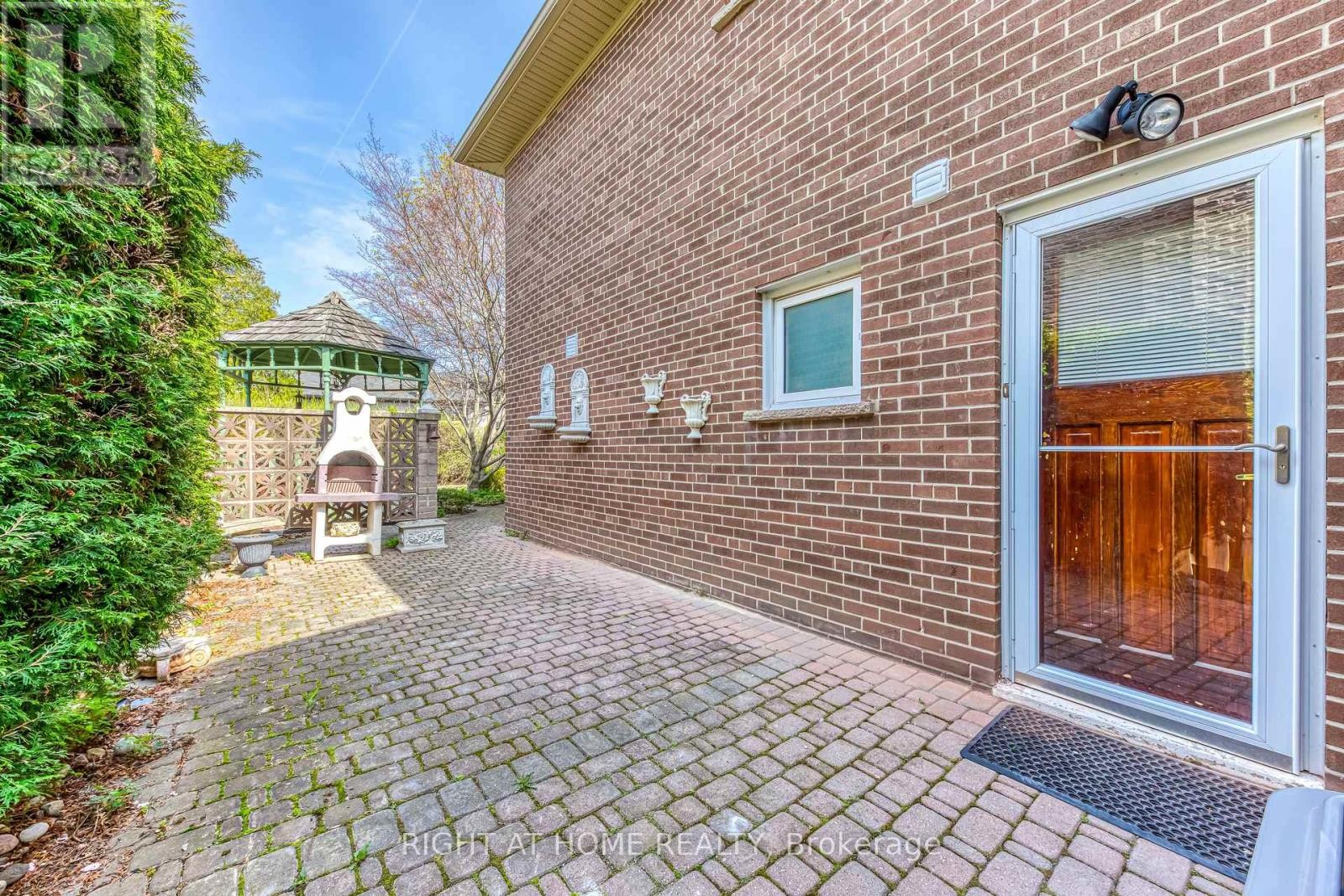 












LOWER - 2125 VARENCY DRIVE

,
Mississauga (Sheridan),




Ontario
L5K1C2

