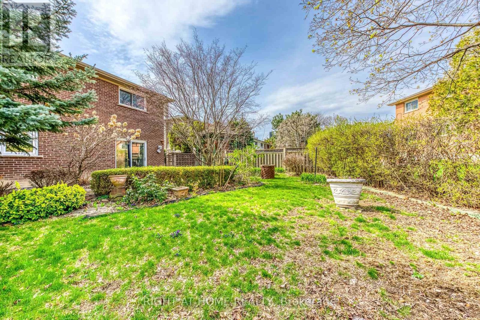 












LOWER - 2125 VARENCY DRIVE

,
Mississauga (Sheridan),




Ontario
L5K1C2

