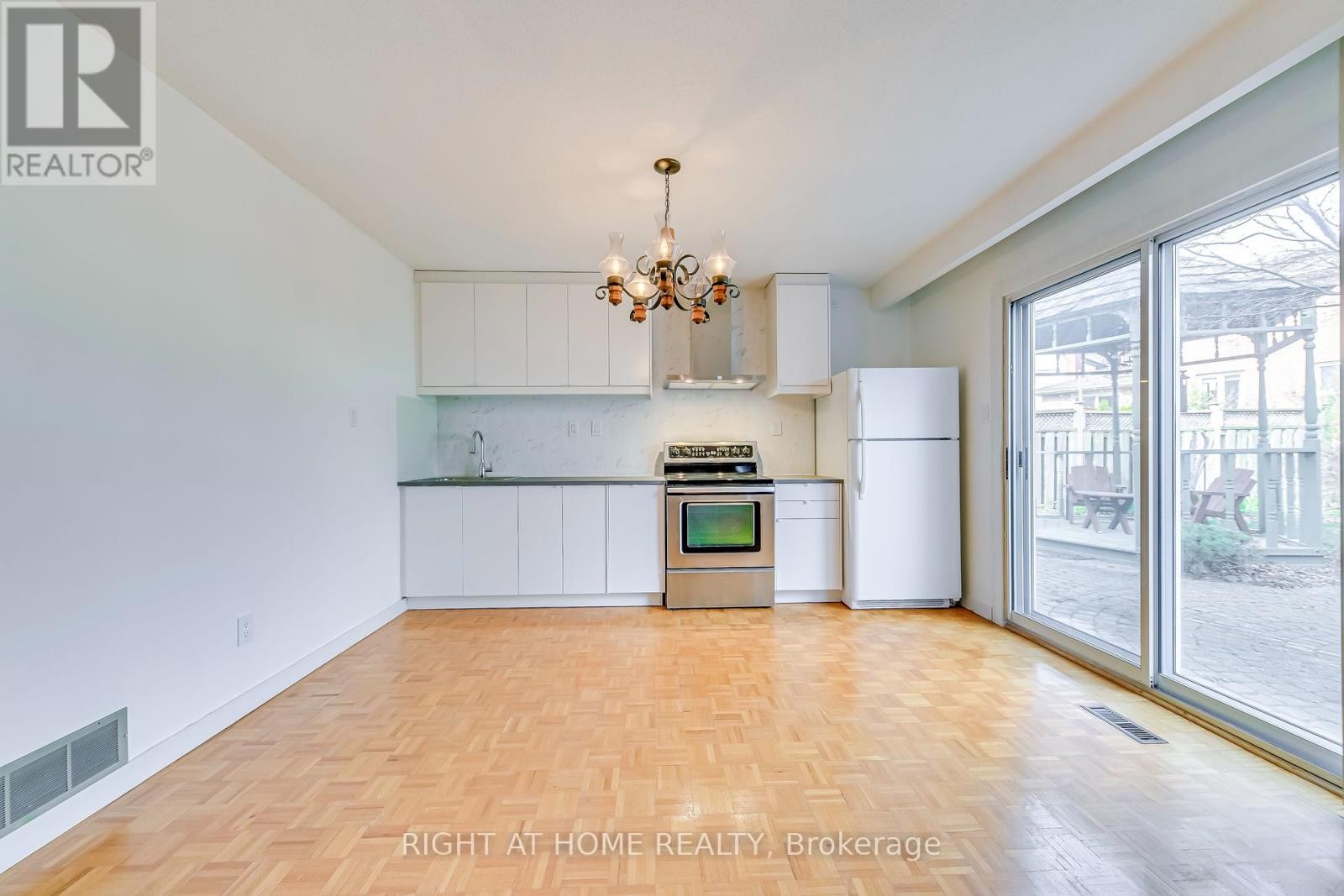 












LOWER - 2125 VARENCY DRIVE

,
Mississauga (Sheridan),




Ontario
L5K1C2

