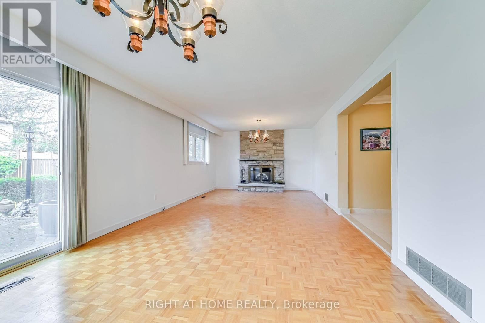 












LOWER - 2125 VARENCY DRIVE

,
Mississauga (Sheridan),




Ontario
L5K1C2

