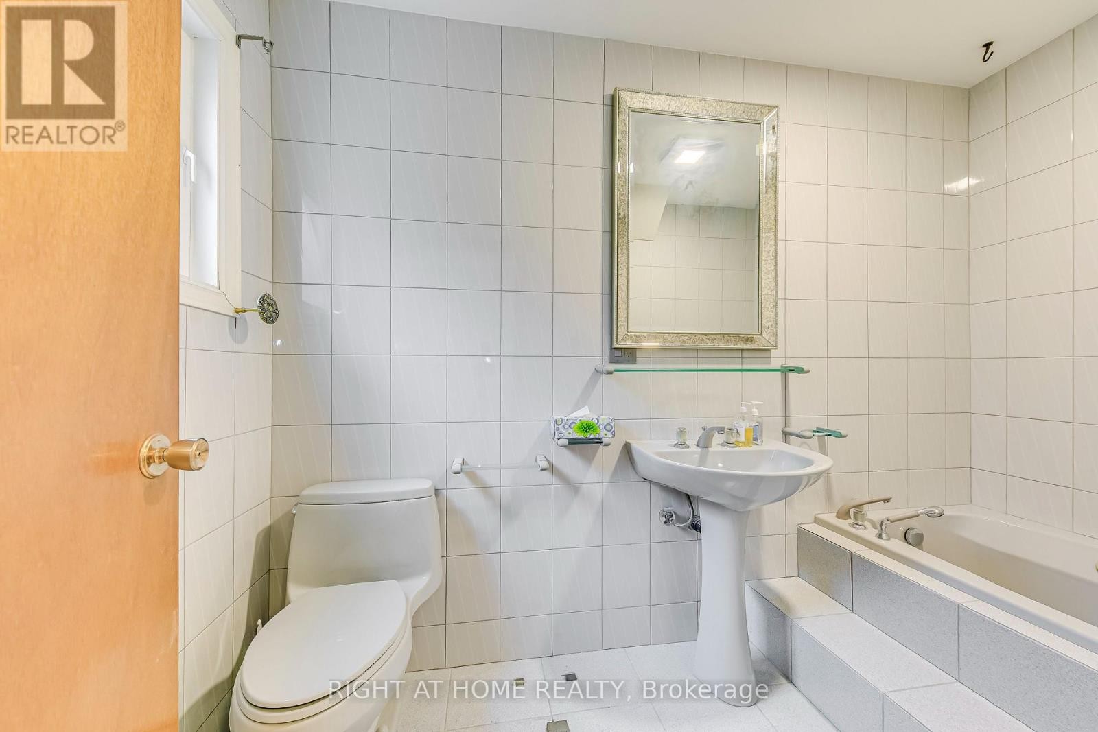 












LOWER - 2125 VARENCY DRIVE

,
Mississauga (Sheridan),




Ontario
L5K1C2

