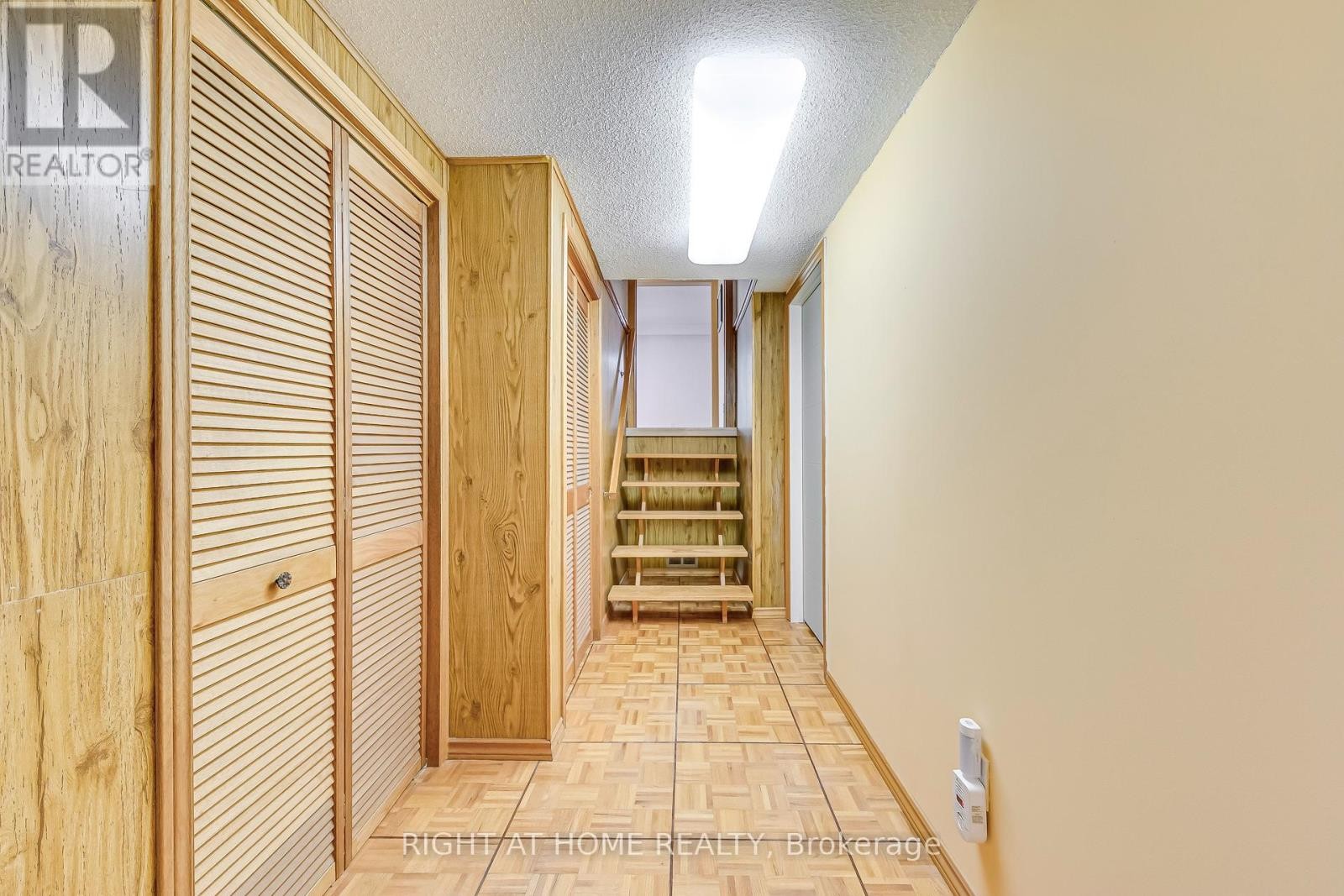 












LOWER - 2125 VARENCY DRIVE

,
Mississauga (Sheridan),




Ontario
L5K1C2

