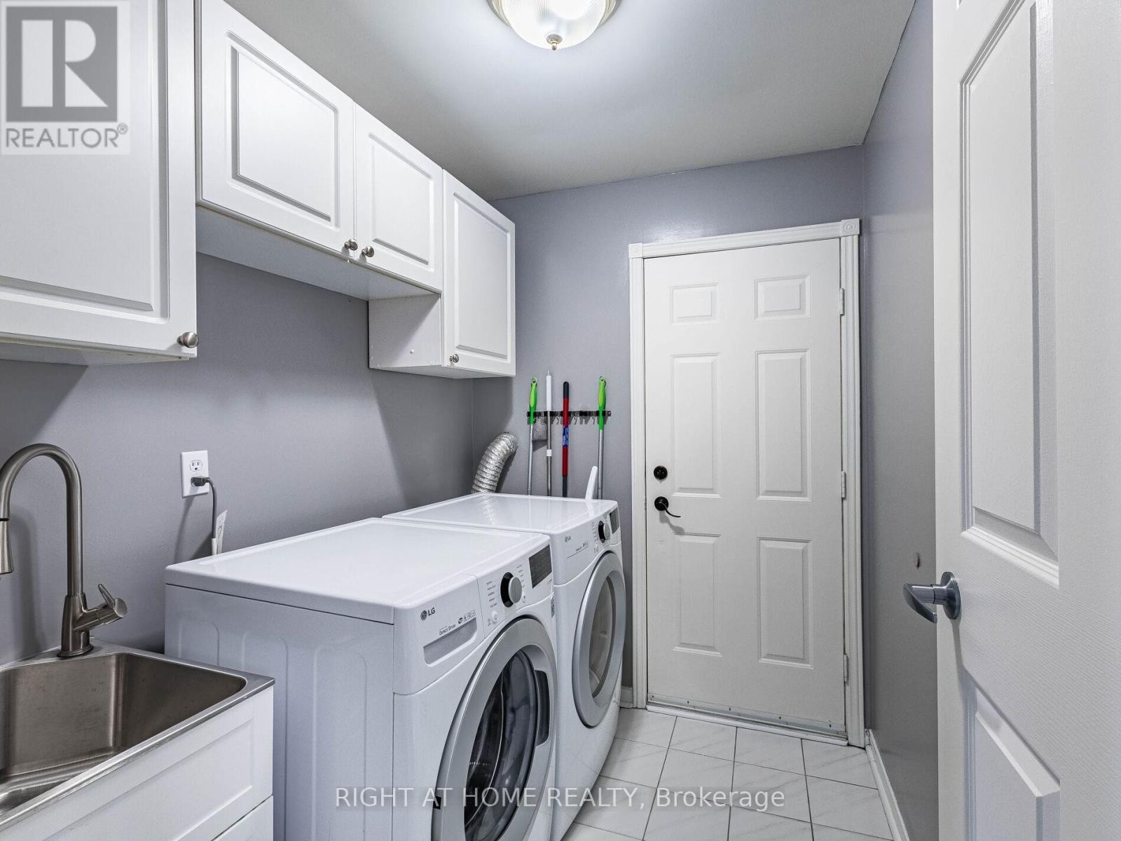 












3306 COLUMBINE CRESCENT

,
Mississauga (Lisgar),




Ontario
L5N6A8

