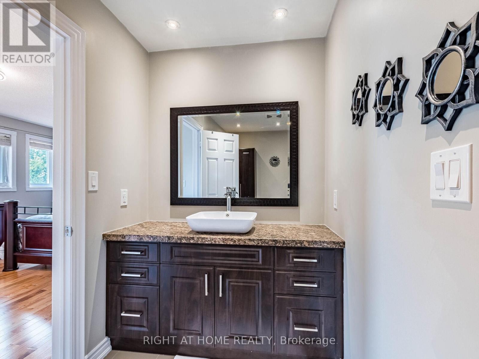 












3306 COLUMBINE CRESCENT

,
Mississauga (Lisgar),




Ontario
L5N6A8

