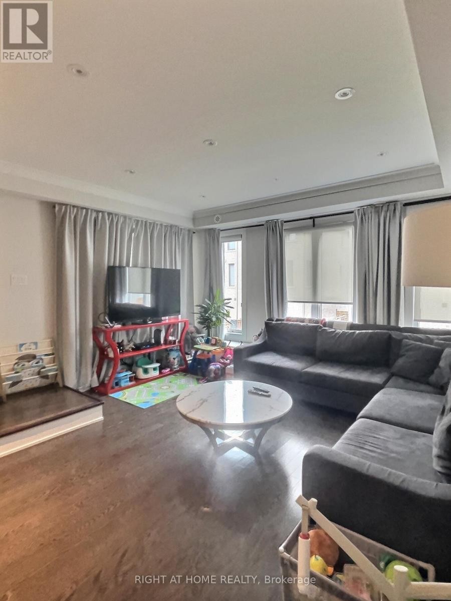 












596 MERMAID CRESCENT

,
Mississauga (Lakeview),




Ontario
L5G0B3

