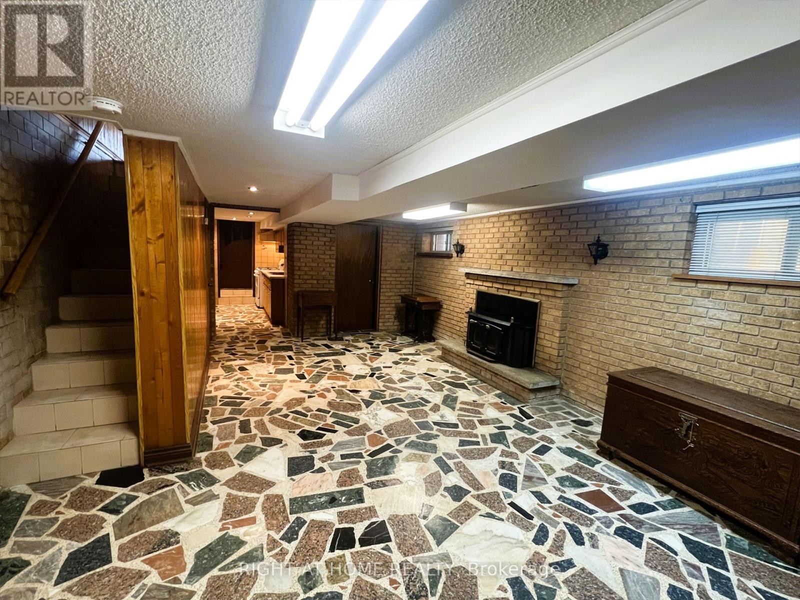 












195 ROSETHORN AVENUE

,
Toronto (Keelesdale-Eglinton West),




Ontario
M6N3L3

