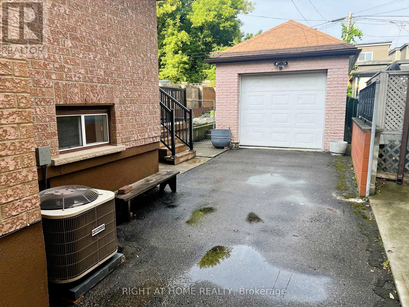 












195 ROSETHORN AVENUE

,
Toronto (Keelesdale-Eglinton West),




Ontario
M6N3L3

