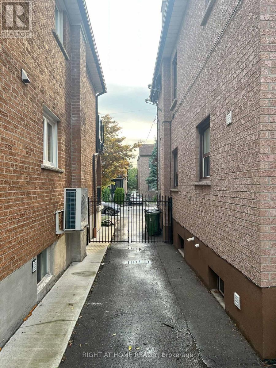 












195 ROSETHORN AVENUE

,
Toronto (Keelesdale-Eglinton West),




Ontario
M6N3L3

