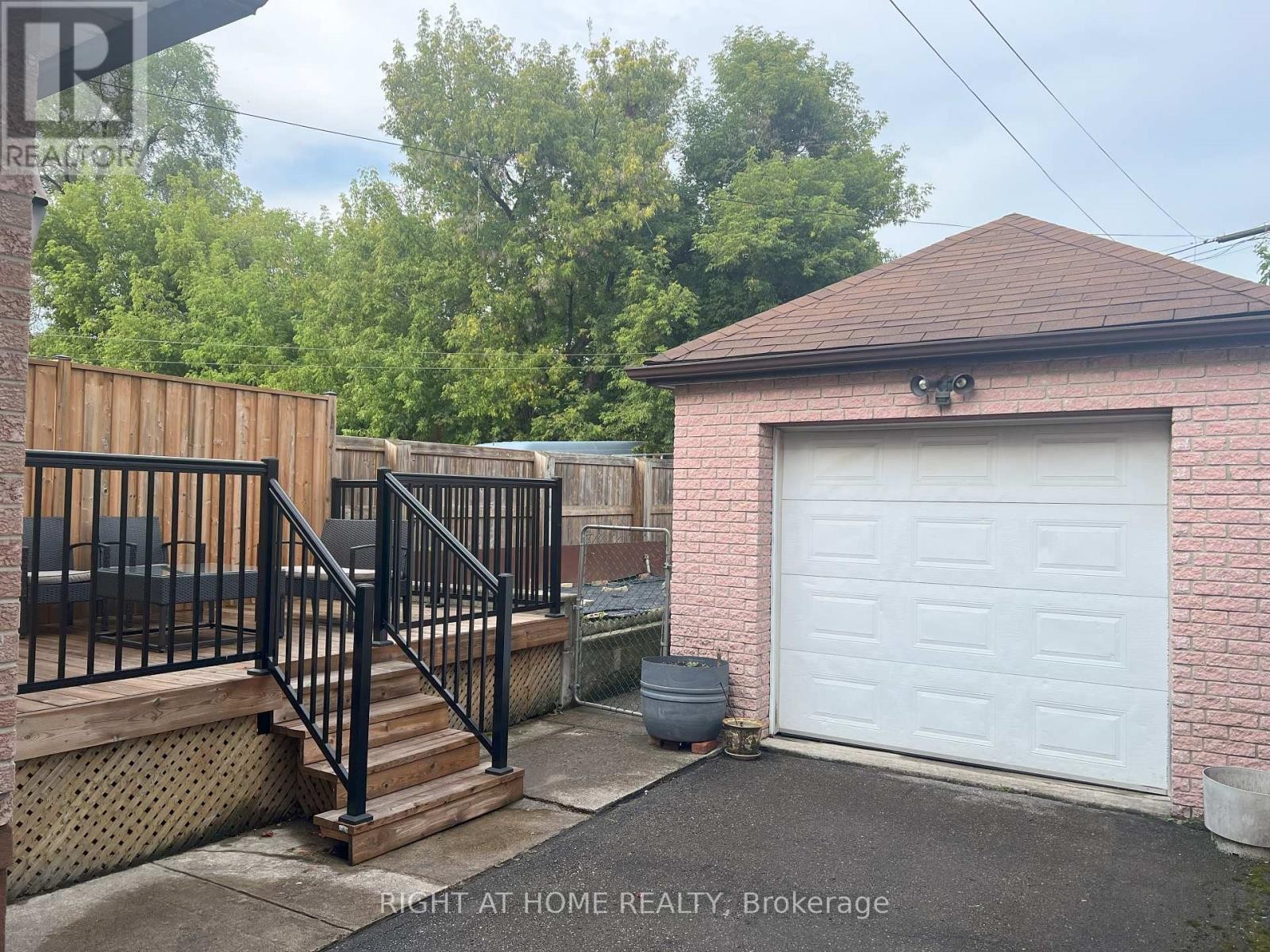 












195 ROSETHORN AVENUE

,
Toronto (Keelesdale-Eglinton West),




Ontario
M6N3L3

