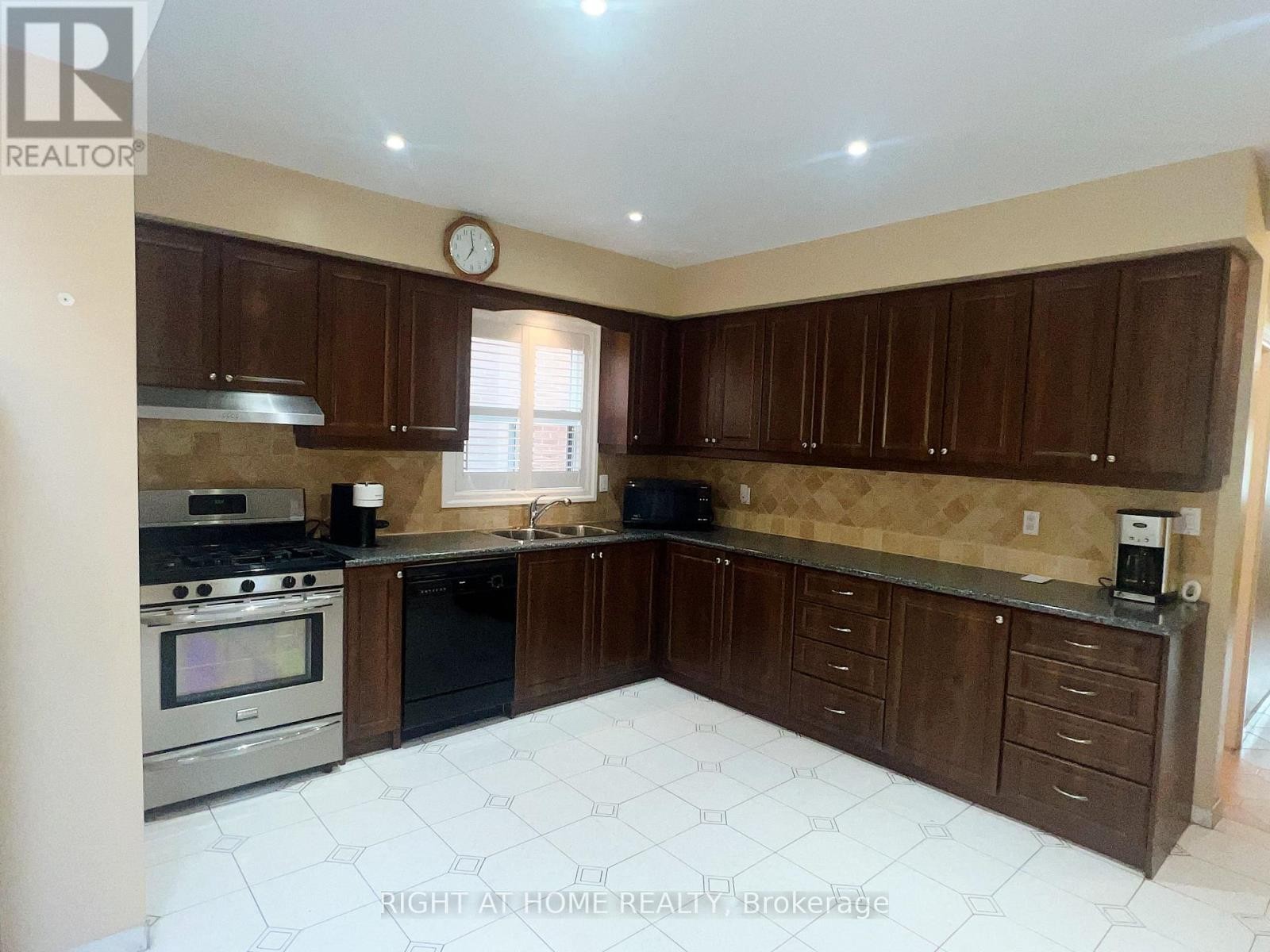 












195 ROSETHORN AVENUE

,
Toronto (Keelesdale-Eglinton West),




Ontario
M6N3L3

