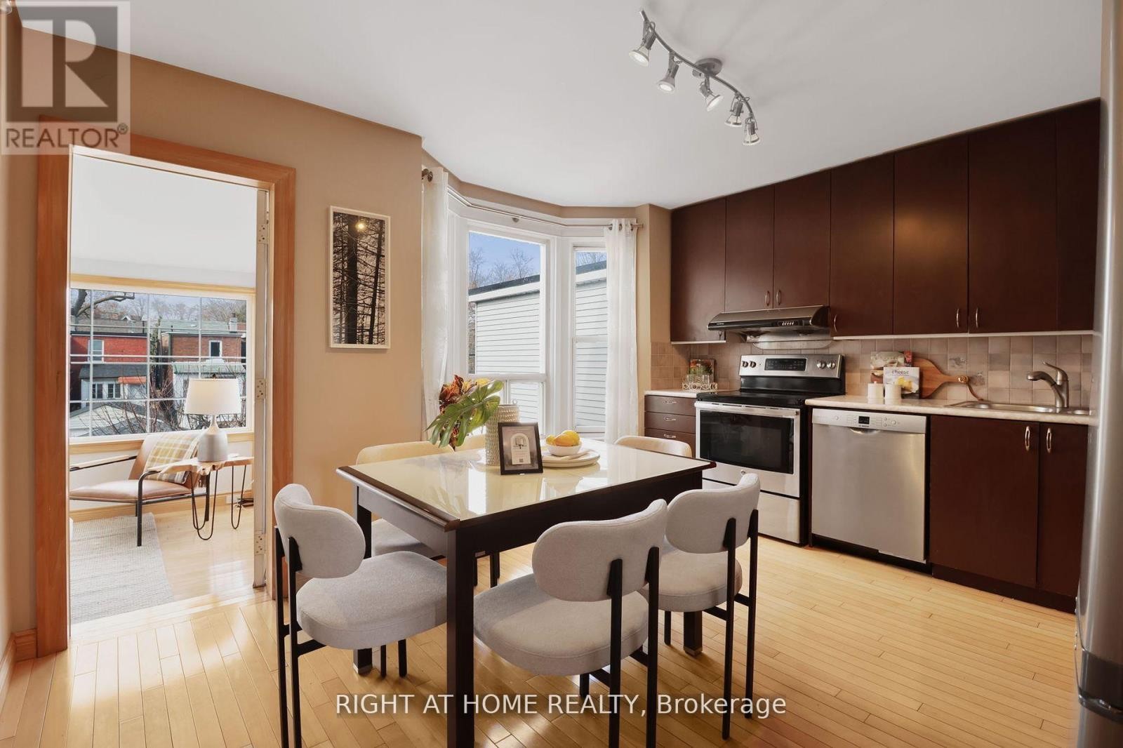 












152 WRIGHT AVENUE

,
Toronto (Roncesvalles),




Ontario
M6R1L2

