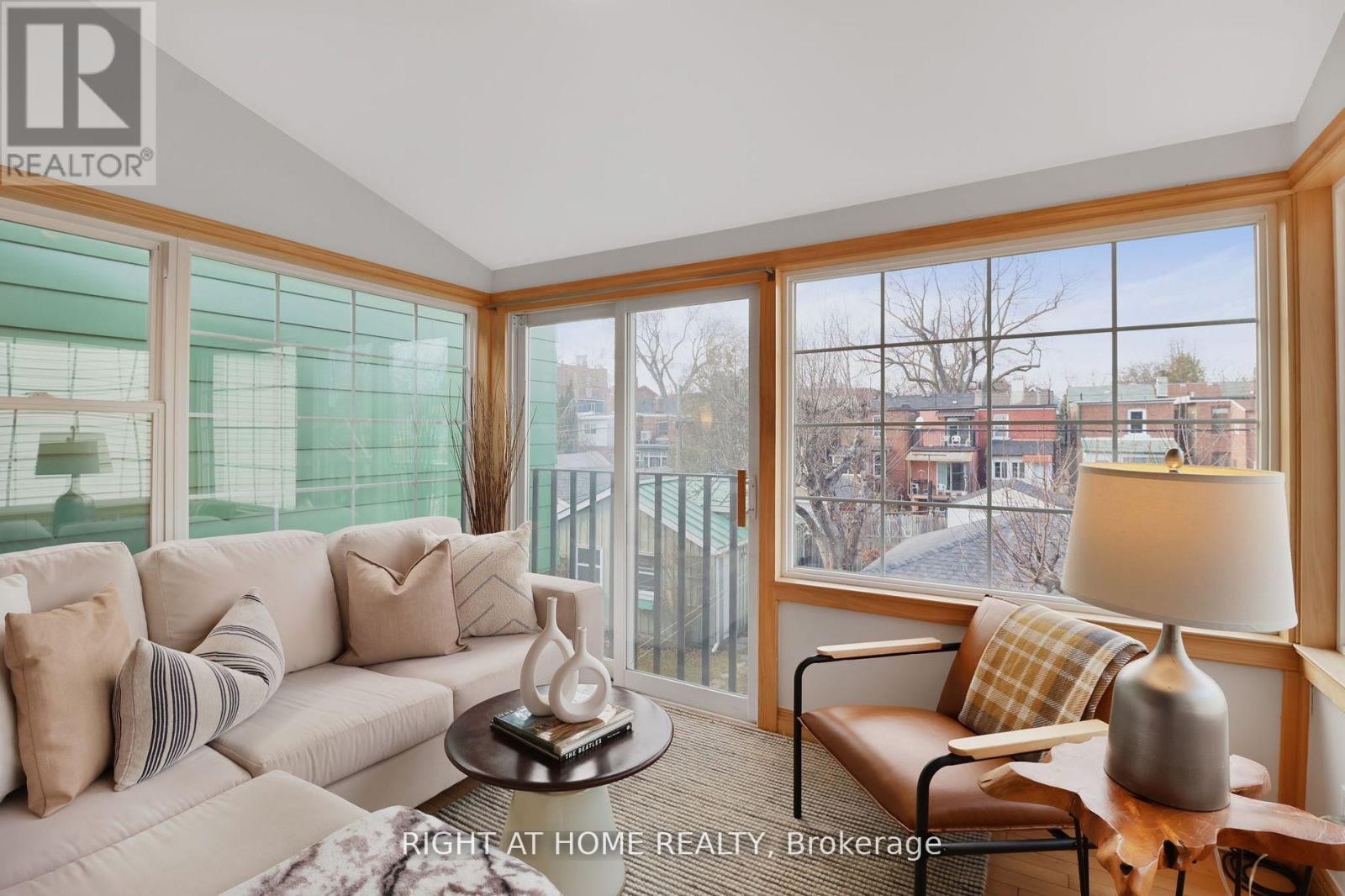 












152 WRIGHT AVENUE

,
Toronto (Roncesvalles),




Ontario
M6R1L2

