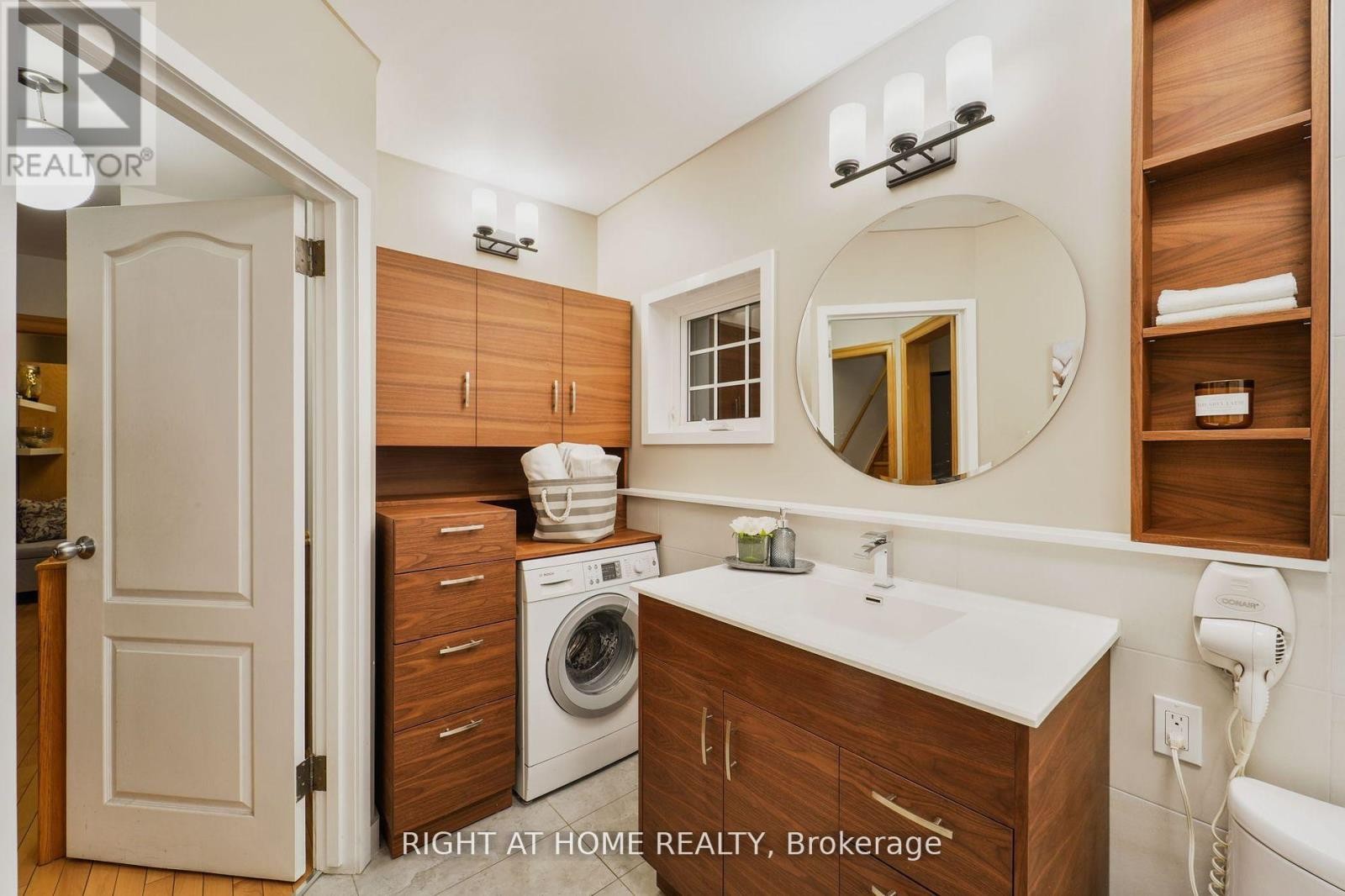 












152 WRIGHT AVENUE

,
Toronto (Roncesvalles),




Ontario
M6R1L2


