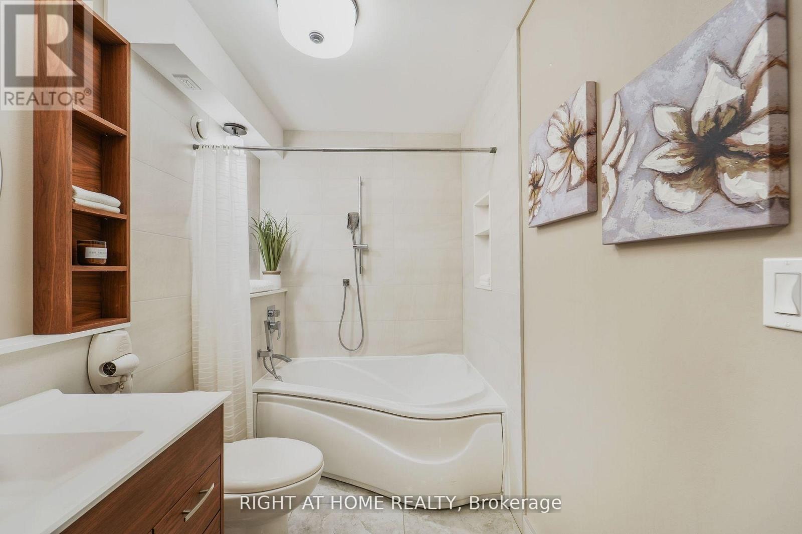 












152 WRIGHT AVENUE

,
Toronto (Roncesvalles),




Ontario
M6R1L2

