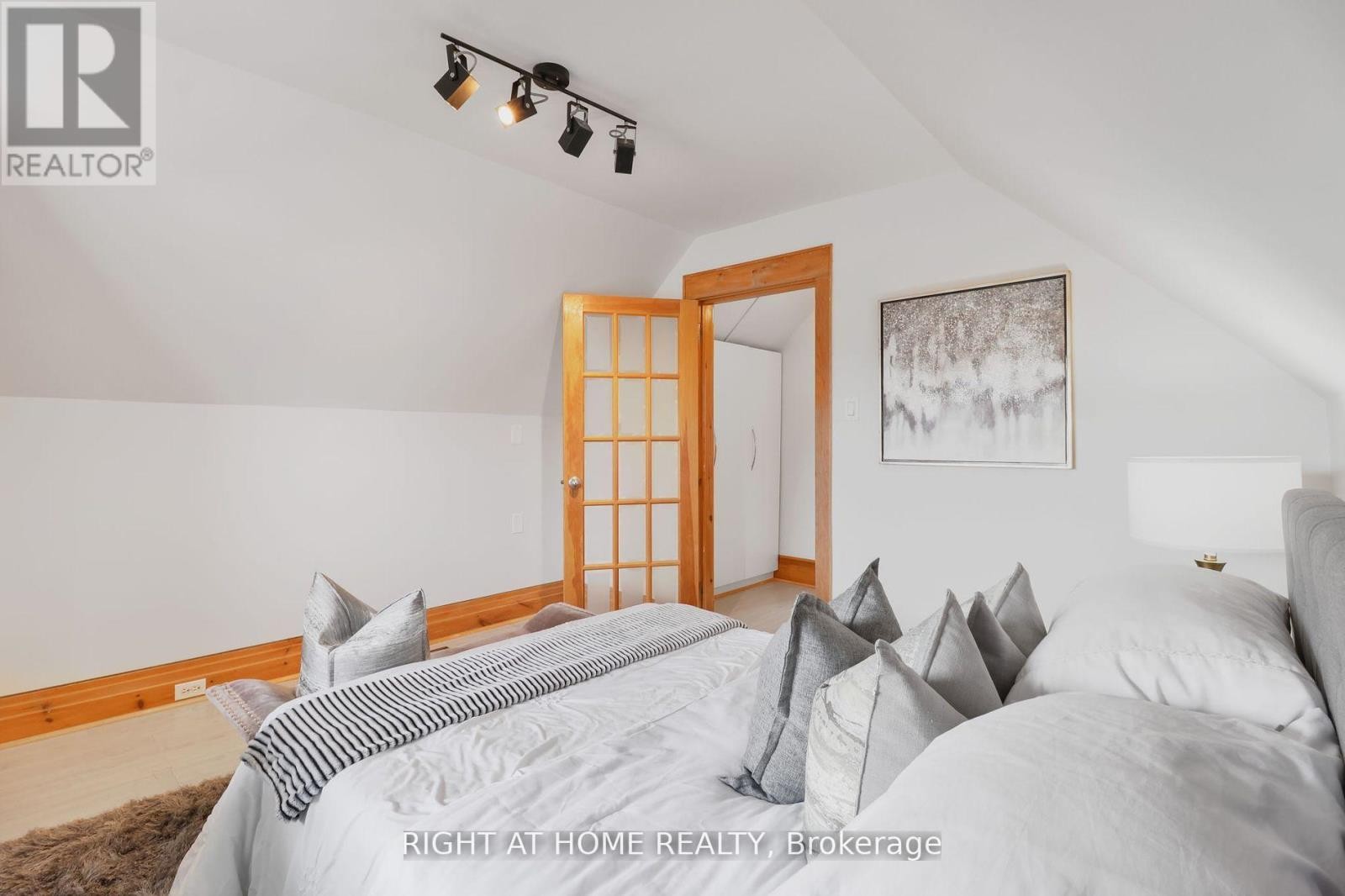 












152 WRIGHT AVENUE

,
Toronto (Roncesvalles),




Ontario
M6R1L2

