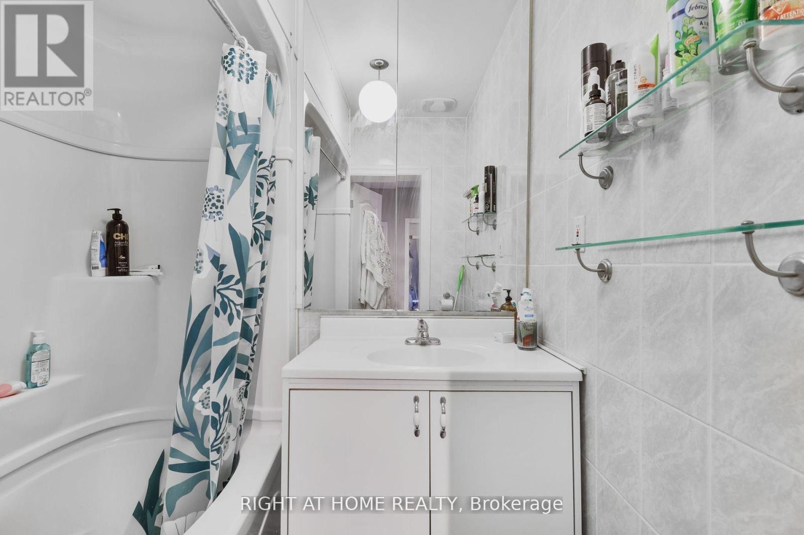 












152 WRIGHT AVENUE

,
Toronto (Roncesvalles),




Ontario
M6R1L2

