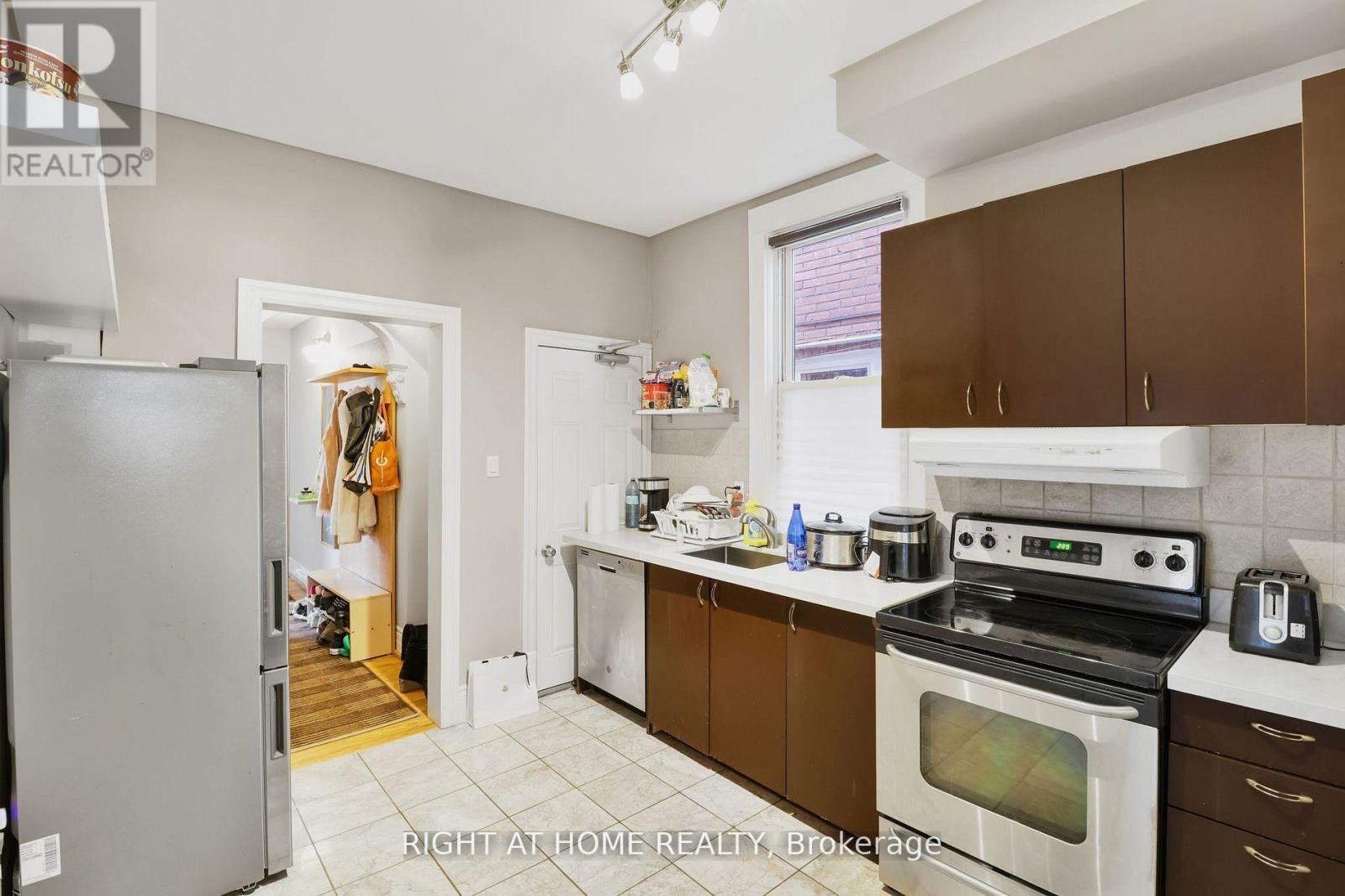 












152 WRIGHT AVENUE

,
Toronto (Roncesvalles),




Ontario
M6R1L2

