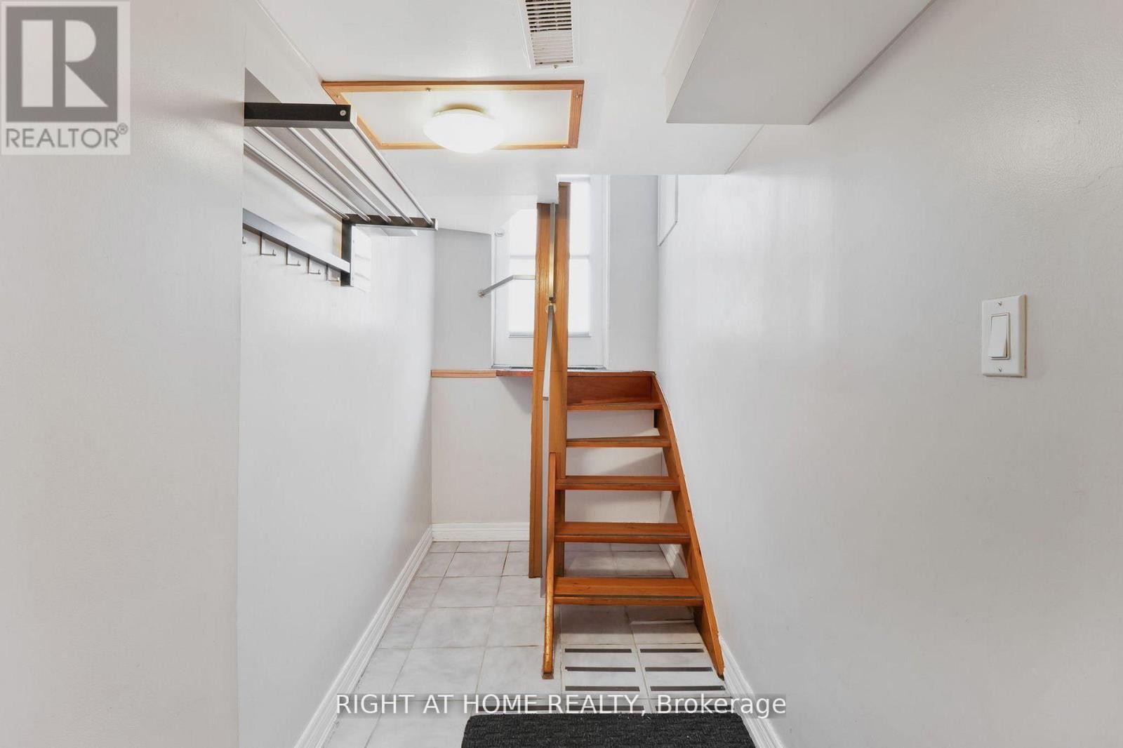 












152 WRIGHT AVENUE

,
Toronto (Roncesvalles),




Ontario
M6R1L2

