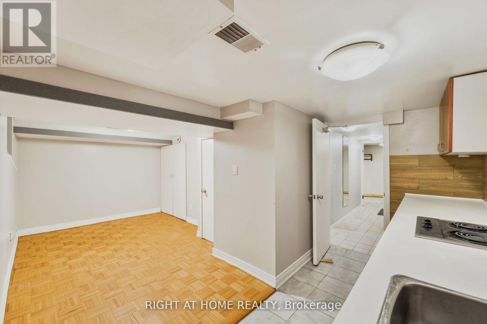 












152 WRIGHT AVENUE

,
Toronto (Roncesvalles),




Ontario
M6R1L2

