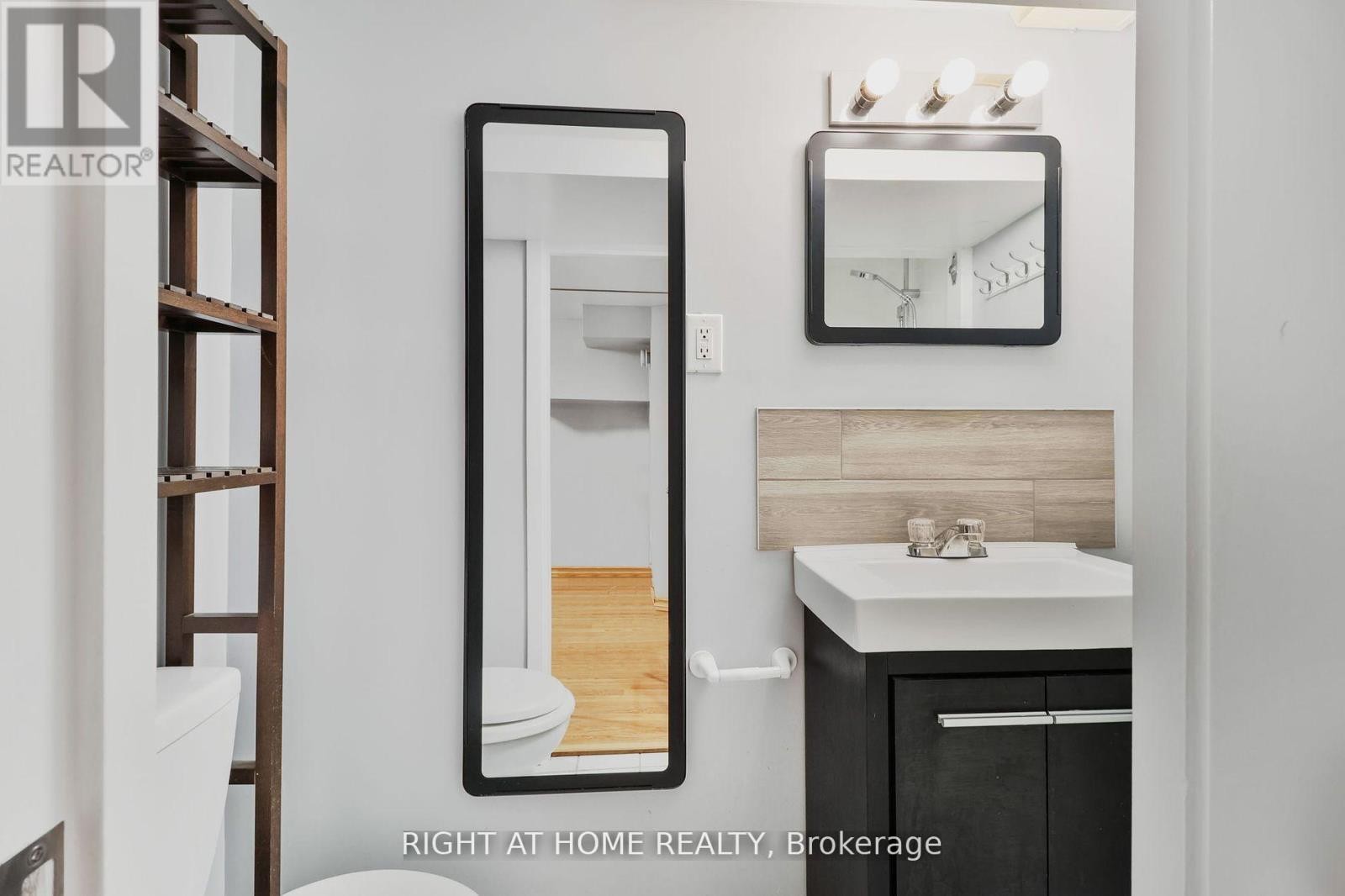 












152 WRIGHT AVENUE

,
Toronto (Roncesvalles),




Ontario
M6R1L2

