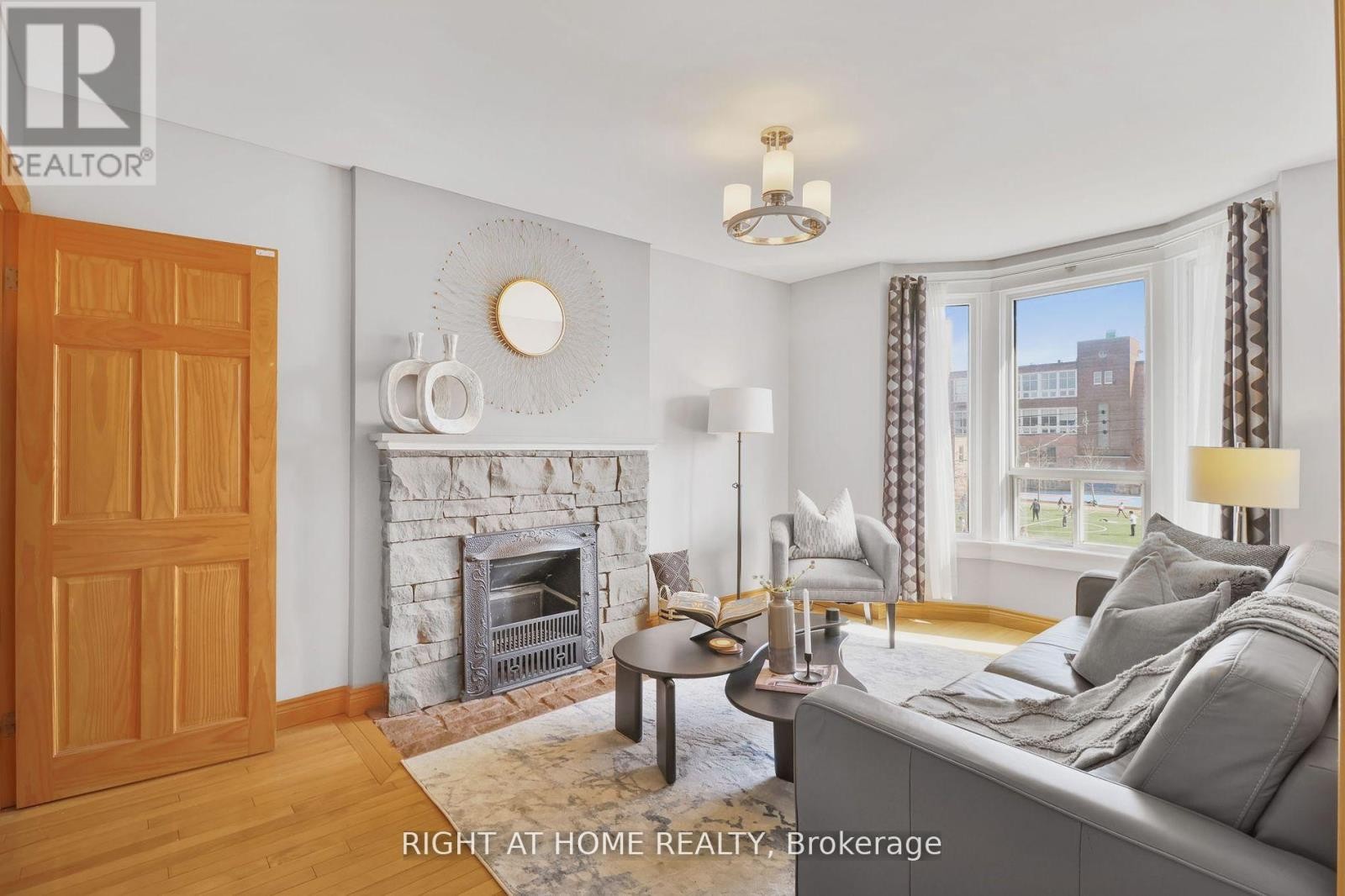 












152 WRIGHT AVENUE

,
Toronto (Roncesvalles),




Ontario
M6R1L2

