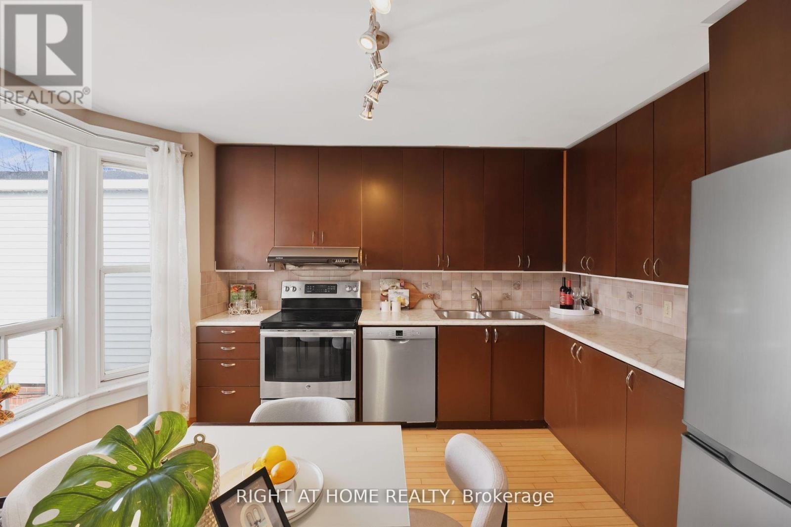












152 WRIGHT AVENUE

,
Toronto (Roncesvalles),




Ontario
M6R1L2

