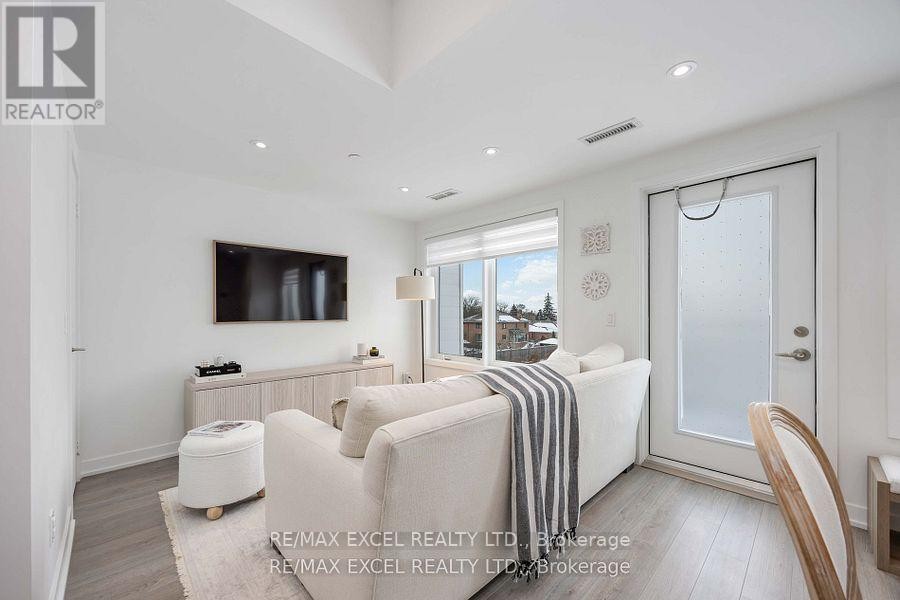 












208 - 155 DOWNSVIEW PARK BOULEVARD

,
Toronto (Downsview-Roding-CFB),




Ontario
M3K0E3

