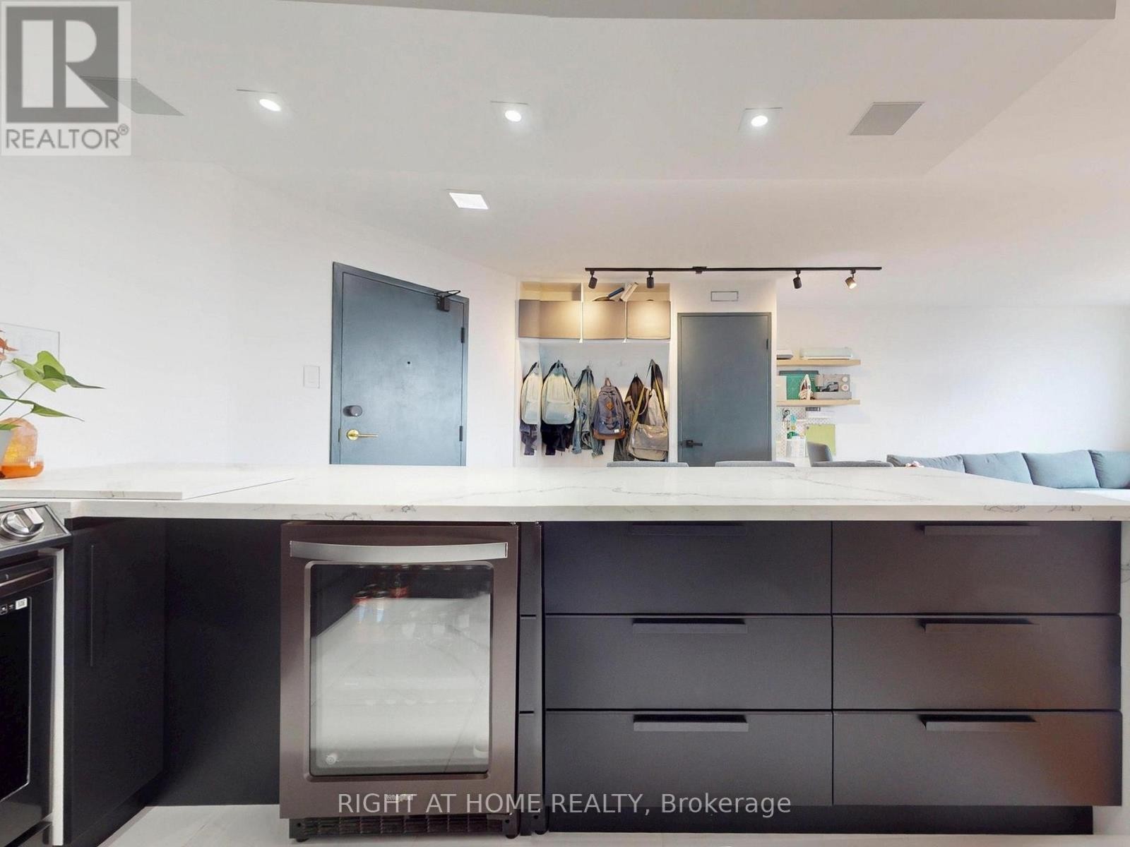 












1403 - 4205 SHIPP DRIVE

,
Mississauga (City Centre),




Ontario
L4Z2Y9

