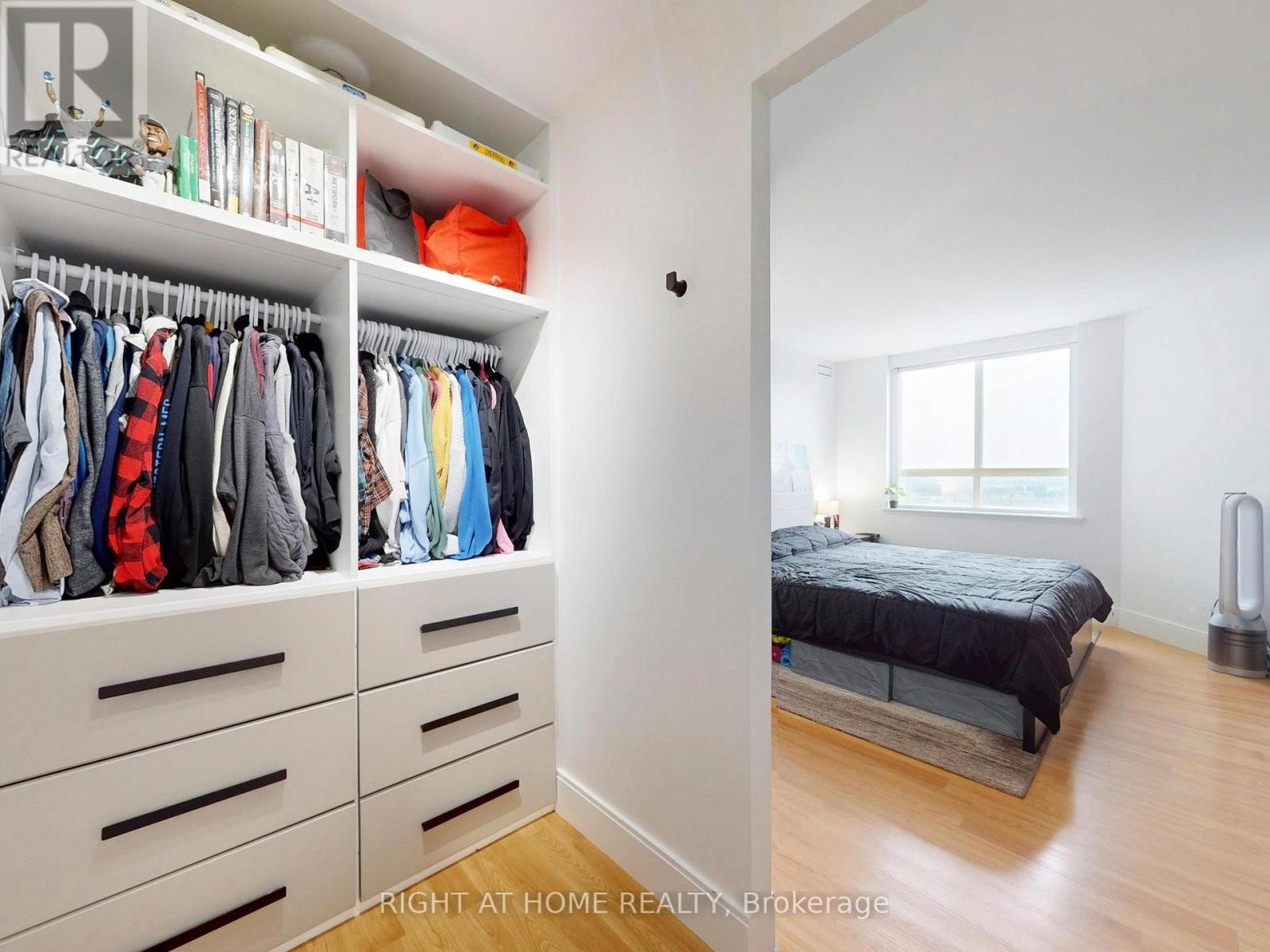 












1403 - 4205 SHIPP DRIVE

,
Mississauga (City Centre),




Ontario
L4Z2Y9

