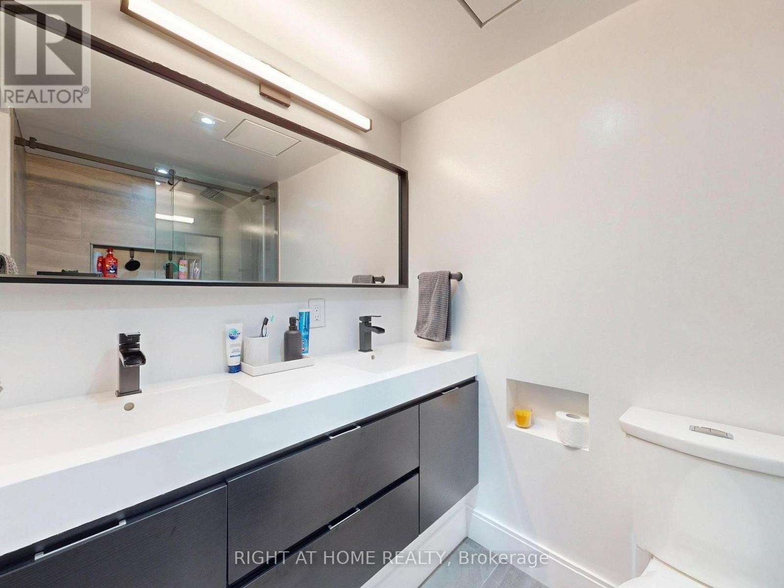 












1403 - 4205 SHIPP DRIVE

,
Mississauga (City Centre),




Ontario
L4Z2Y9

