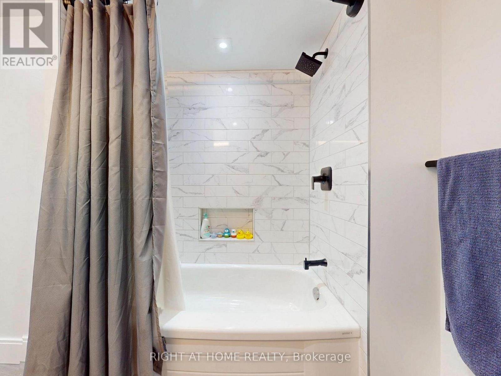 












1403 - 4205 SHIPP DRIVE

,
Mississauga (City Centre),




Ontario
L4Z2Y9

