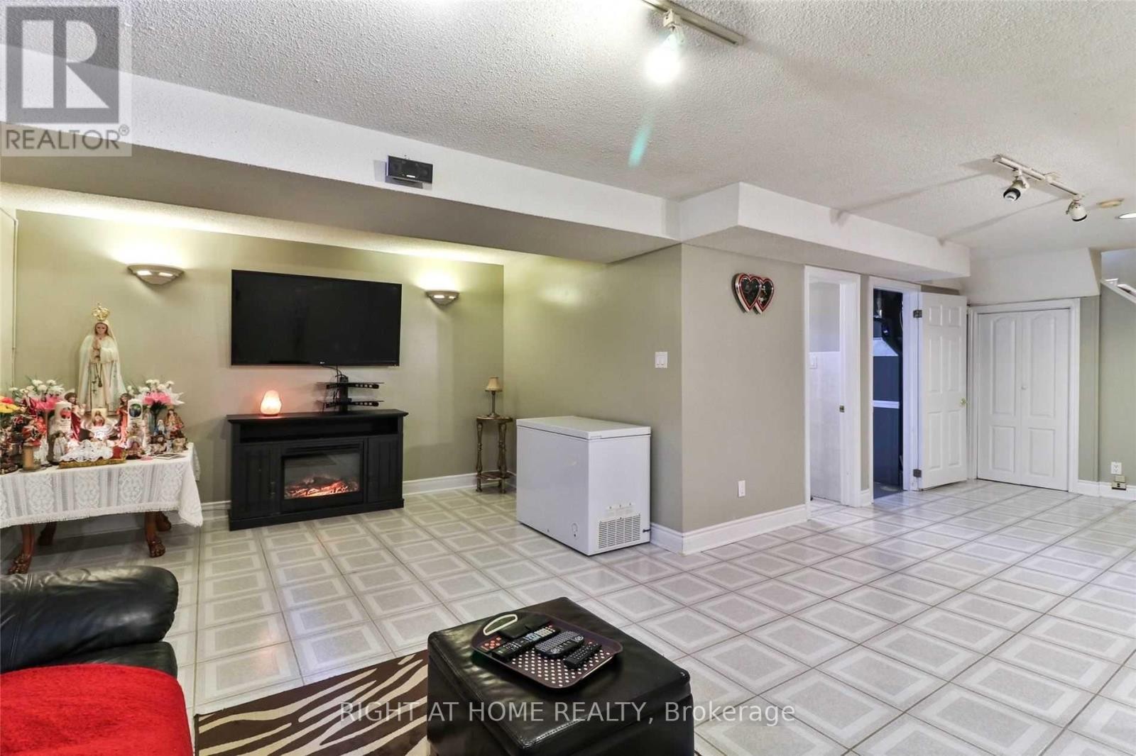 












34 DRINKWATER ROAD N

,
Brampton (Fletcher's West),




Ontario
L6Y4T5

