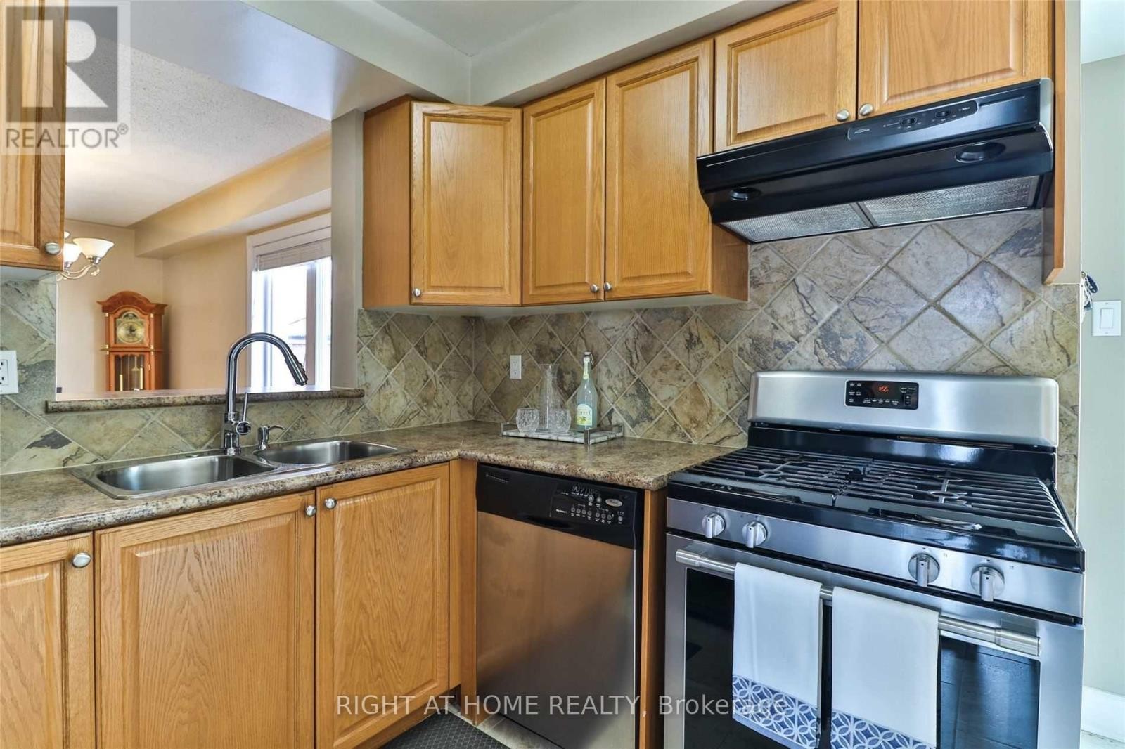 












34 DRINKWATER ROAD N

,
Brampton (Fletcher's West),




Ontario
L6Y4T5

