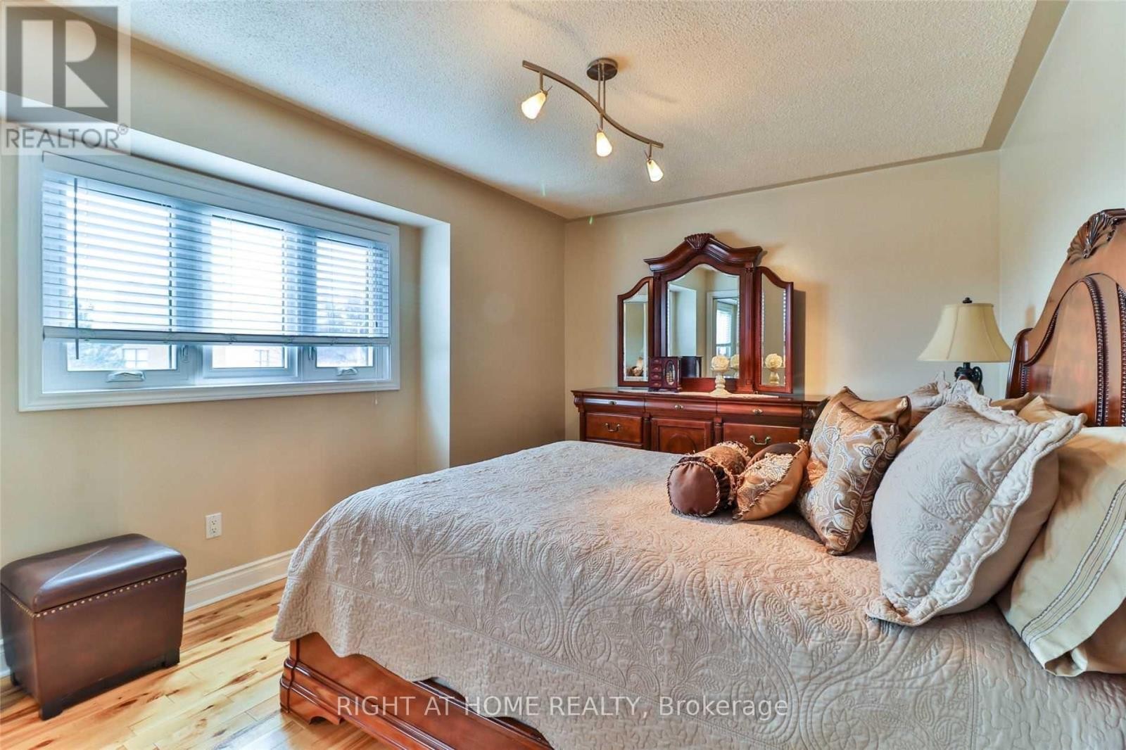 












34 DRINKWATER ROAD N

,
Brampton (Fletcher's West),




Ontario
L6Y4T5


