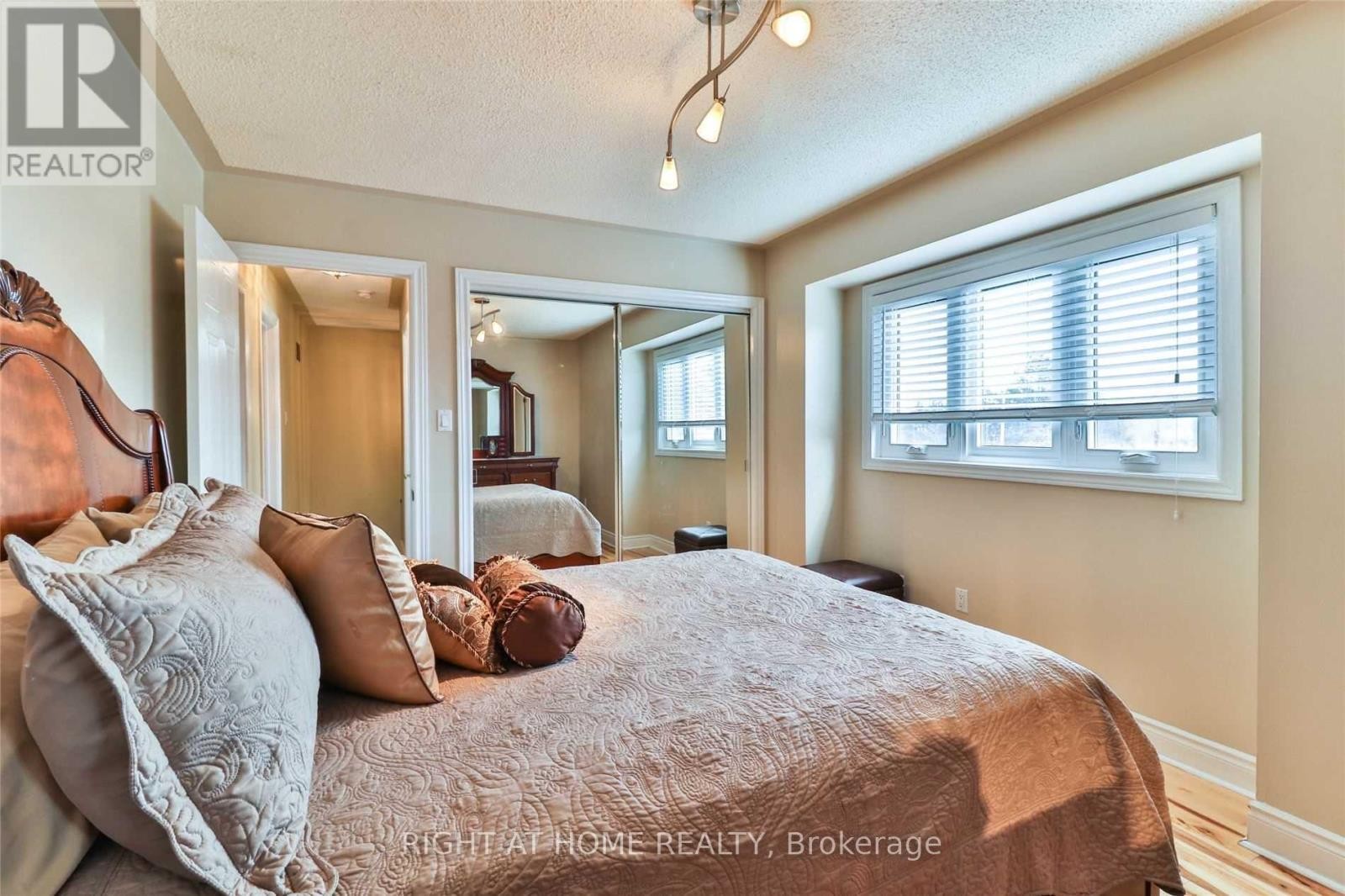 












34 DRINKWATER ROAD N

,
Brampton (Fletcher's West),




Ontario
L6Y4T5

