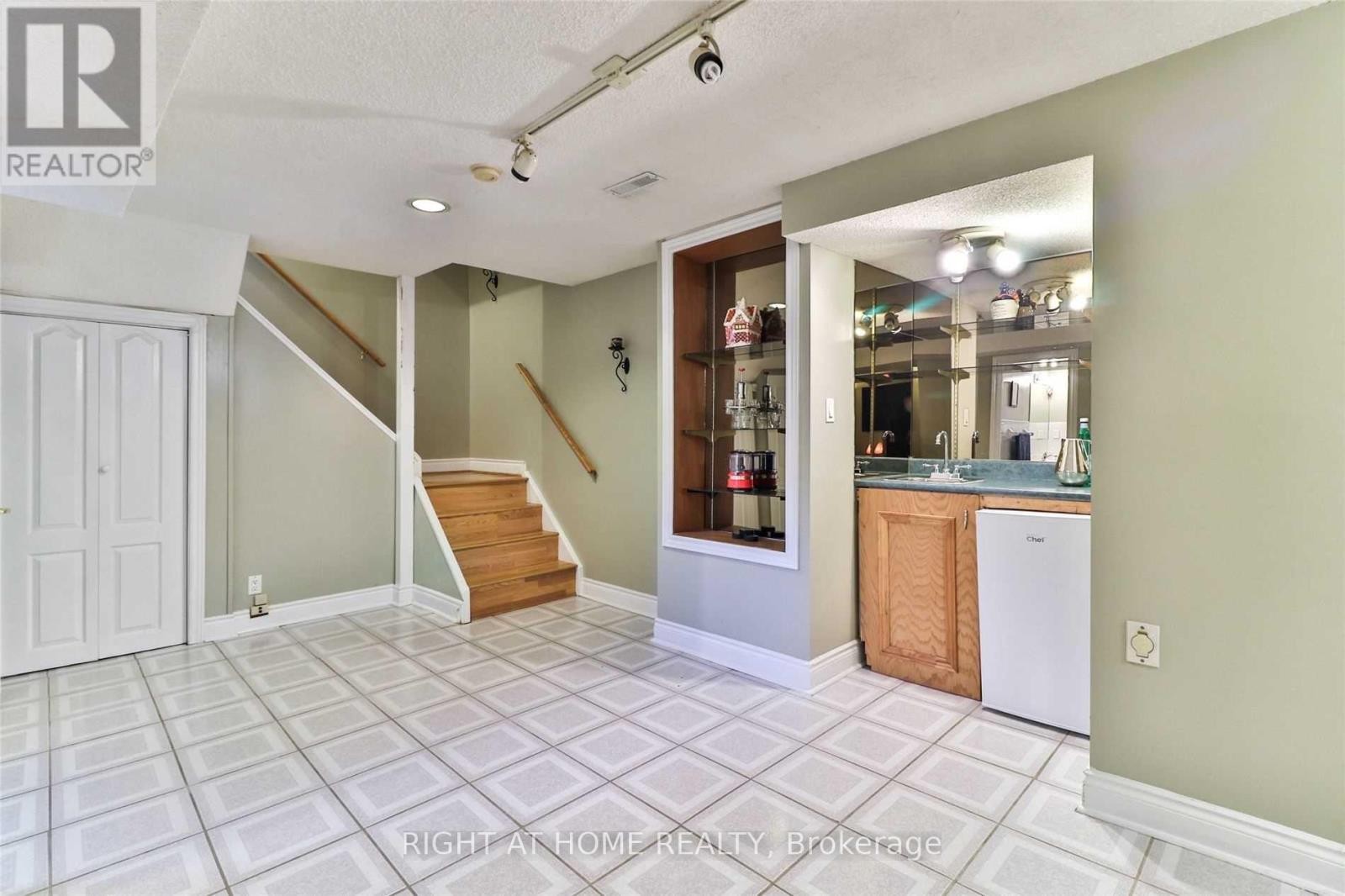 












34 DRINKWATER ROAD N

,
Brampton (Fletcher's West),




Ontario
L6Y4T5

