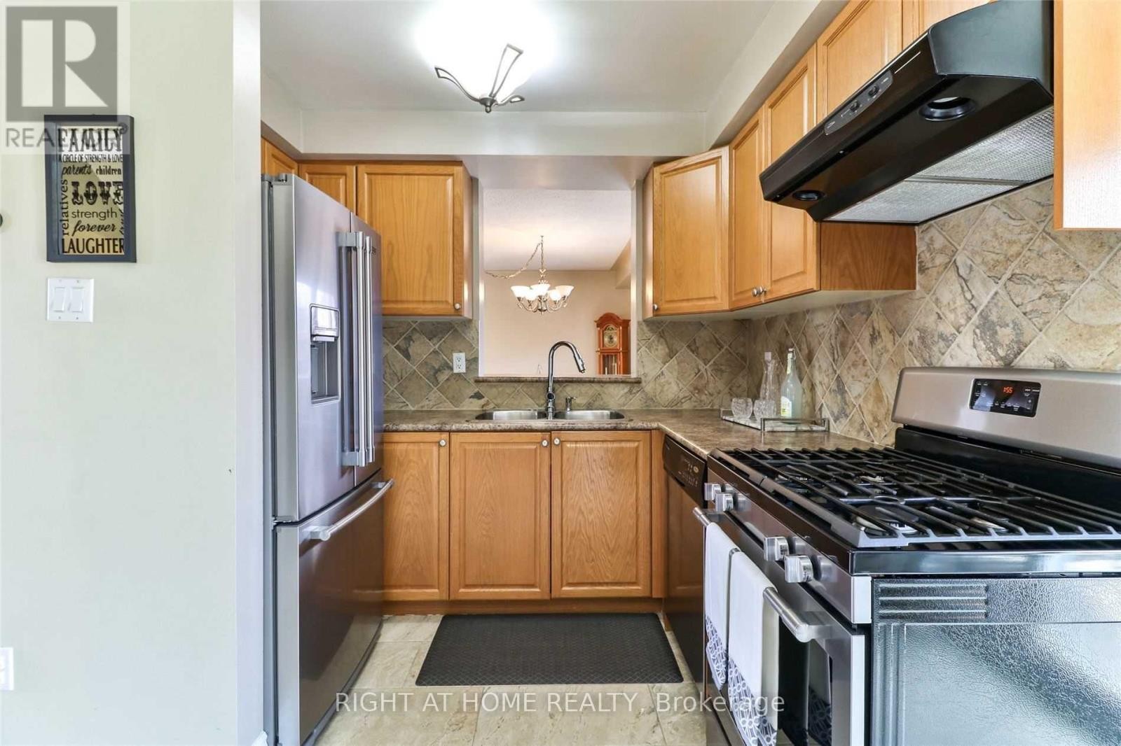 












34 DRINKWATER ROAD N

,
Brampton (Fletcher's West),




Ontario
L6Y4T5

