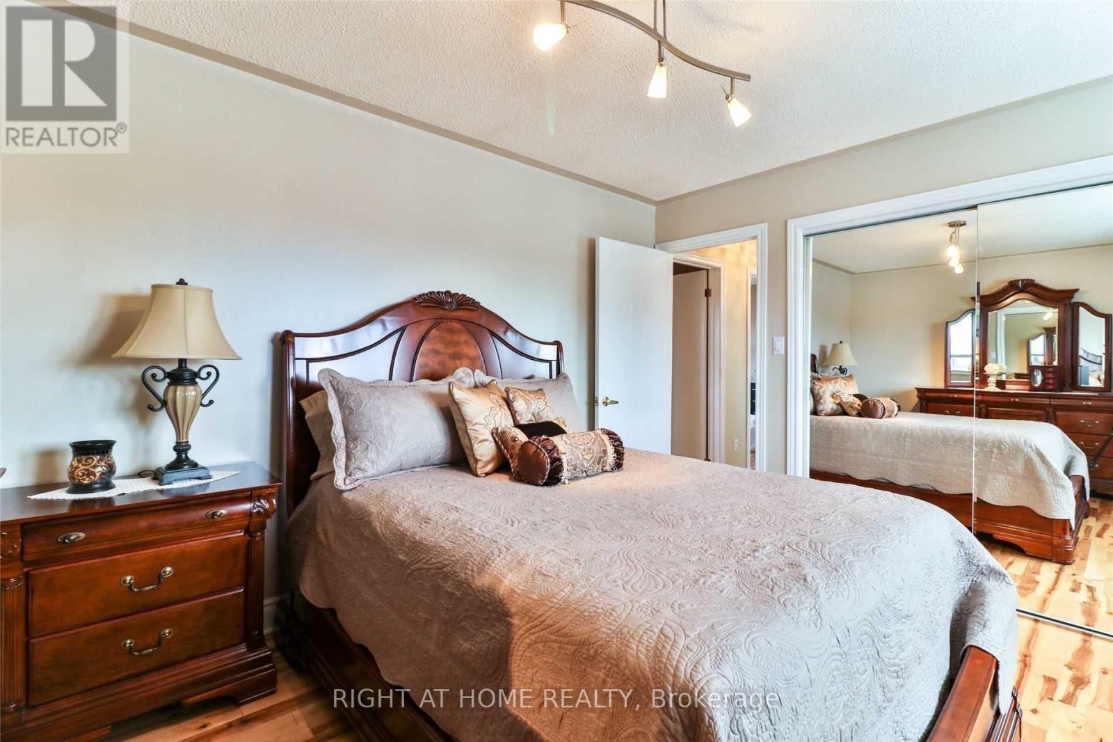 












34 DRINKWATER ROAD N

,
Brampton (Fletcher's West),




Ontario
L6Y4T5


