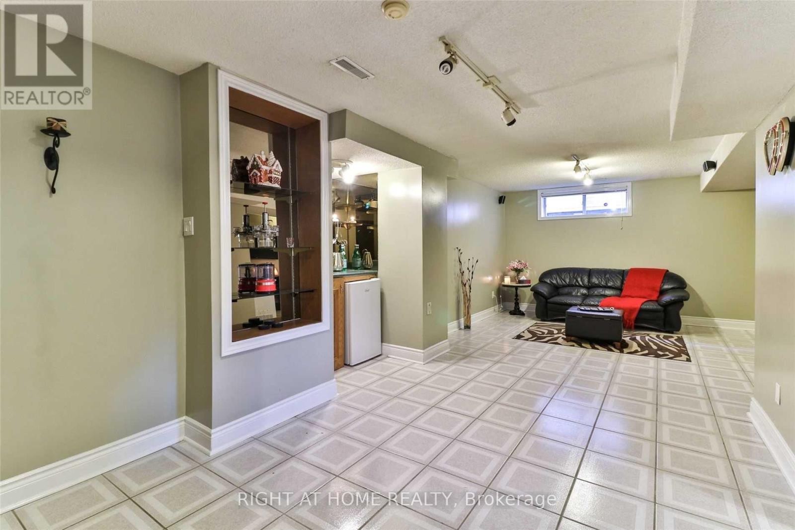 












34 DRINKWATER ROAD N

,
Brampton (Fletcher's West),




Ontario
L6Y4T5

