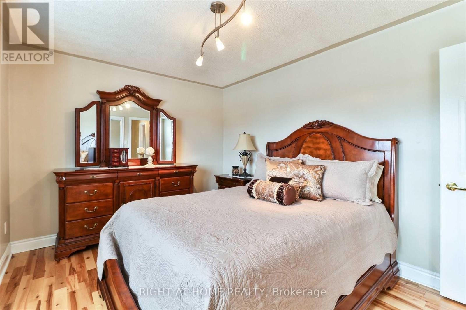 












34 DRINKWATER ROAD N

,
Brampton (Fletcher's West),




Ontario
L6Y4T5

