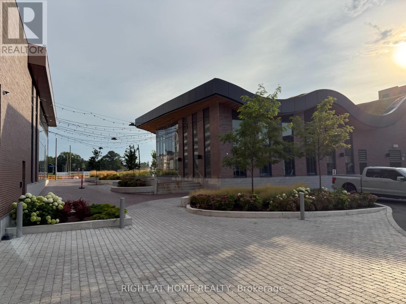 












1408 - 220 MISSINNIHE WAY

,
Mississauga (Port Credit),




Ontario
L5H0A9

