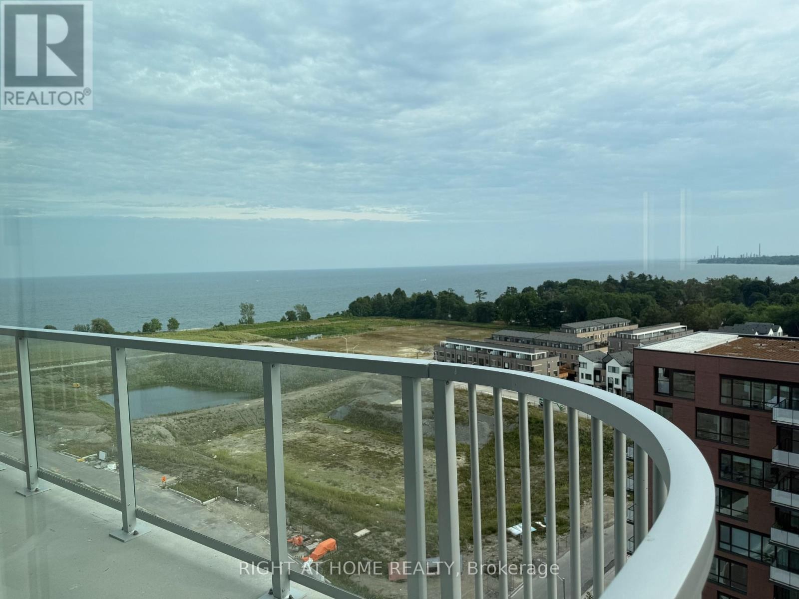 












1408 - 220 MISSINNIHE WAY

,
Mississauga (Port Credit),




Ontario
L5H0A9

