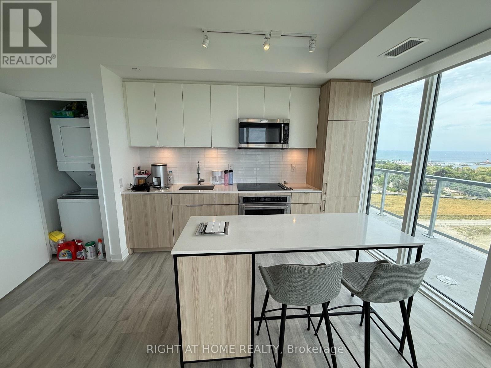 












1408 - 220 MISSINNIHE WAY

,
Mississauga (Port Credit),




Ontario
L5H0A9

